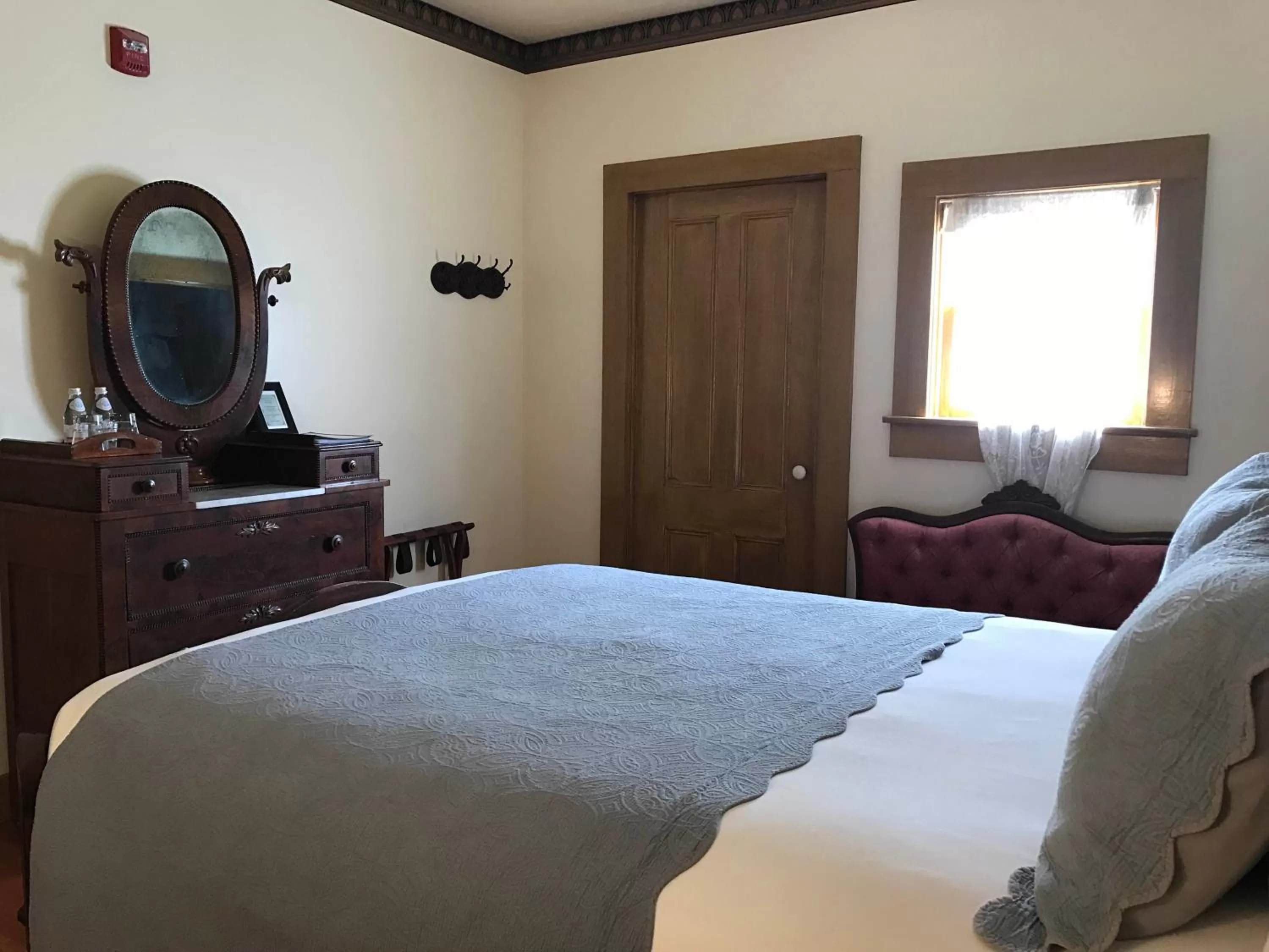 Photo of the whole room in Cosmopolitan Hotel