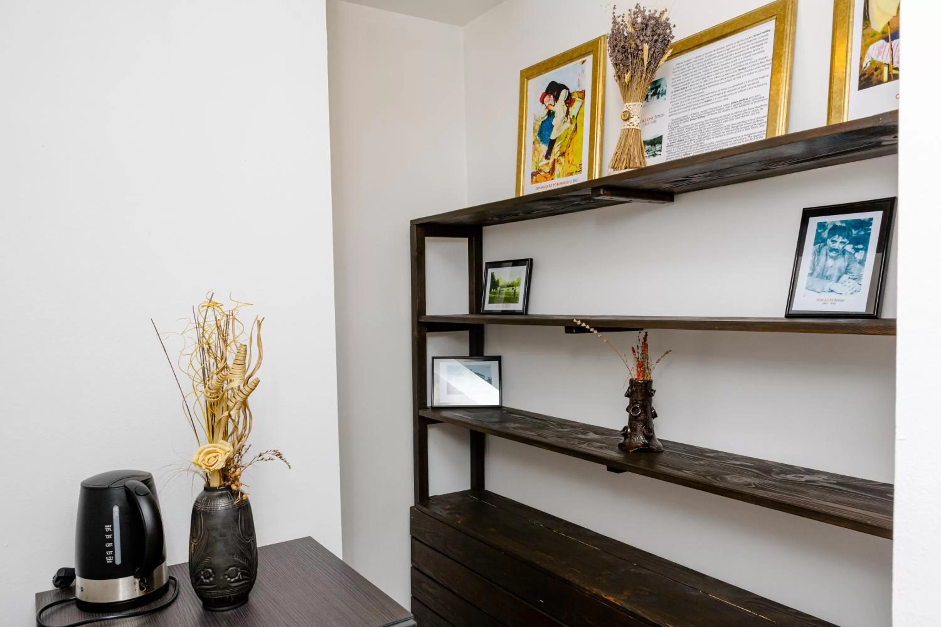 Bedroom, TV/Entertainment Center in Pensiunea Pictorilor