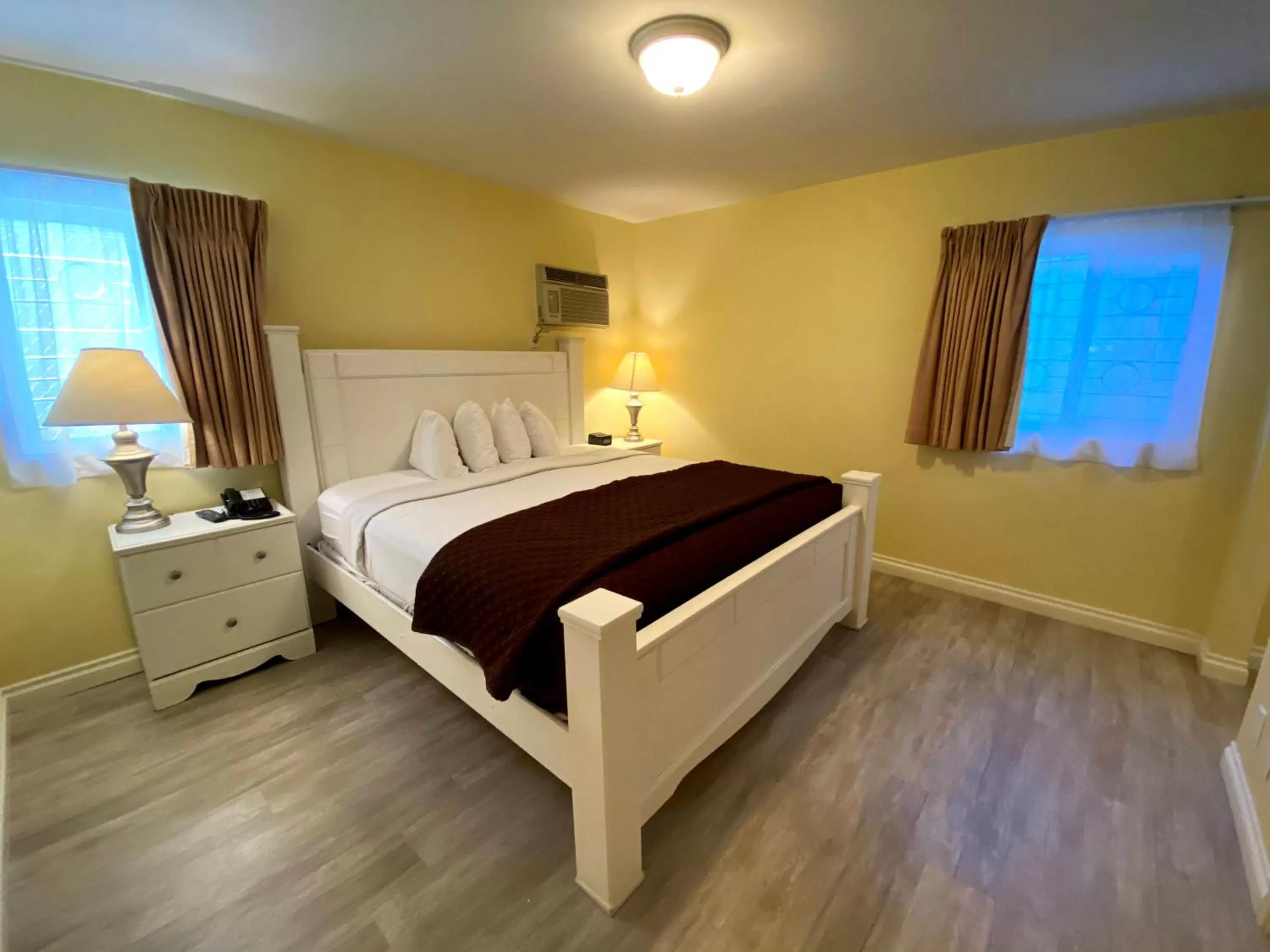 Bed in Hollywood Celebrity Hotel