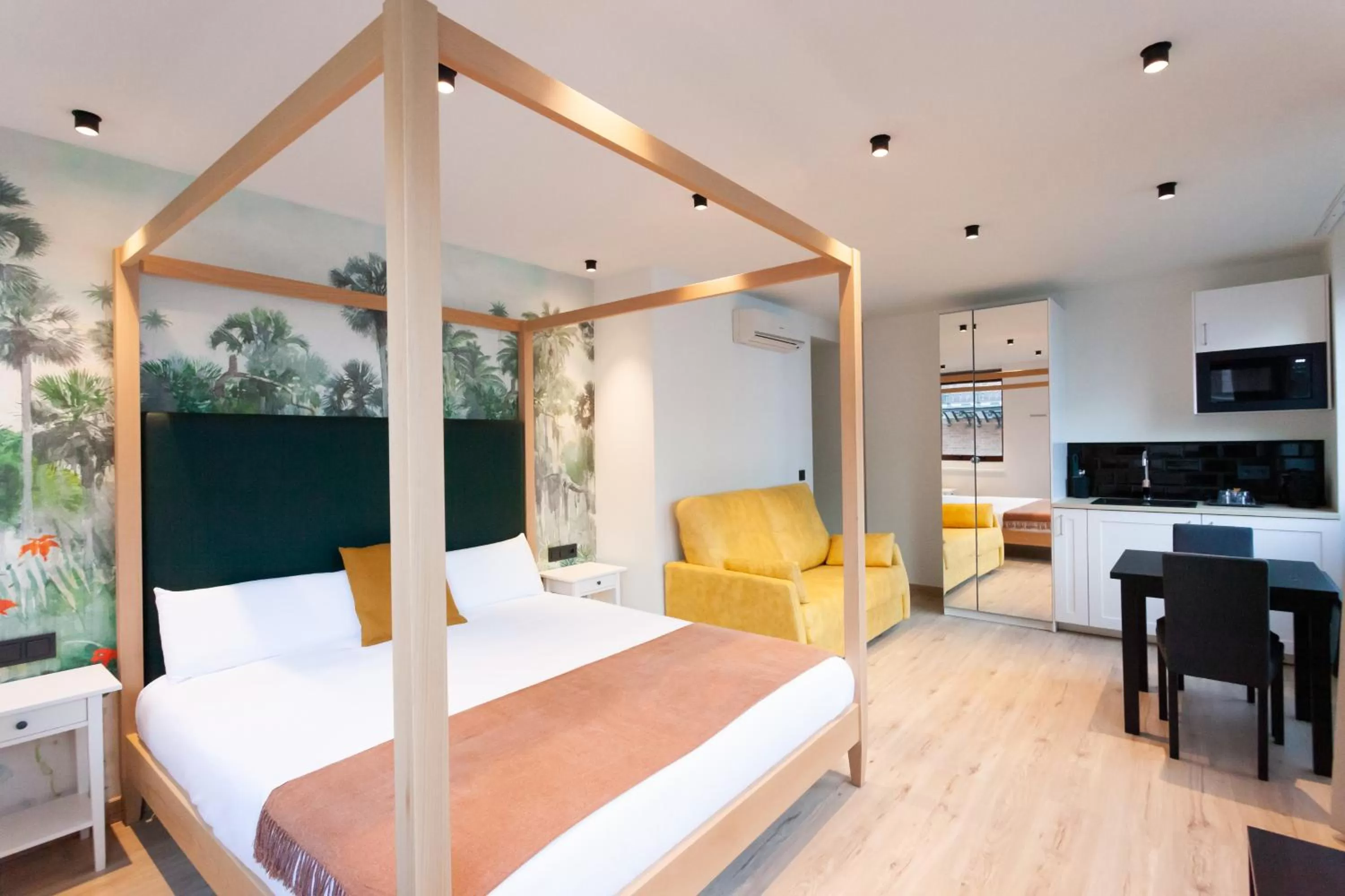 Kitchen or kitchenette, Bed in Welldone Sierpes Boutique