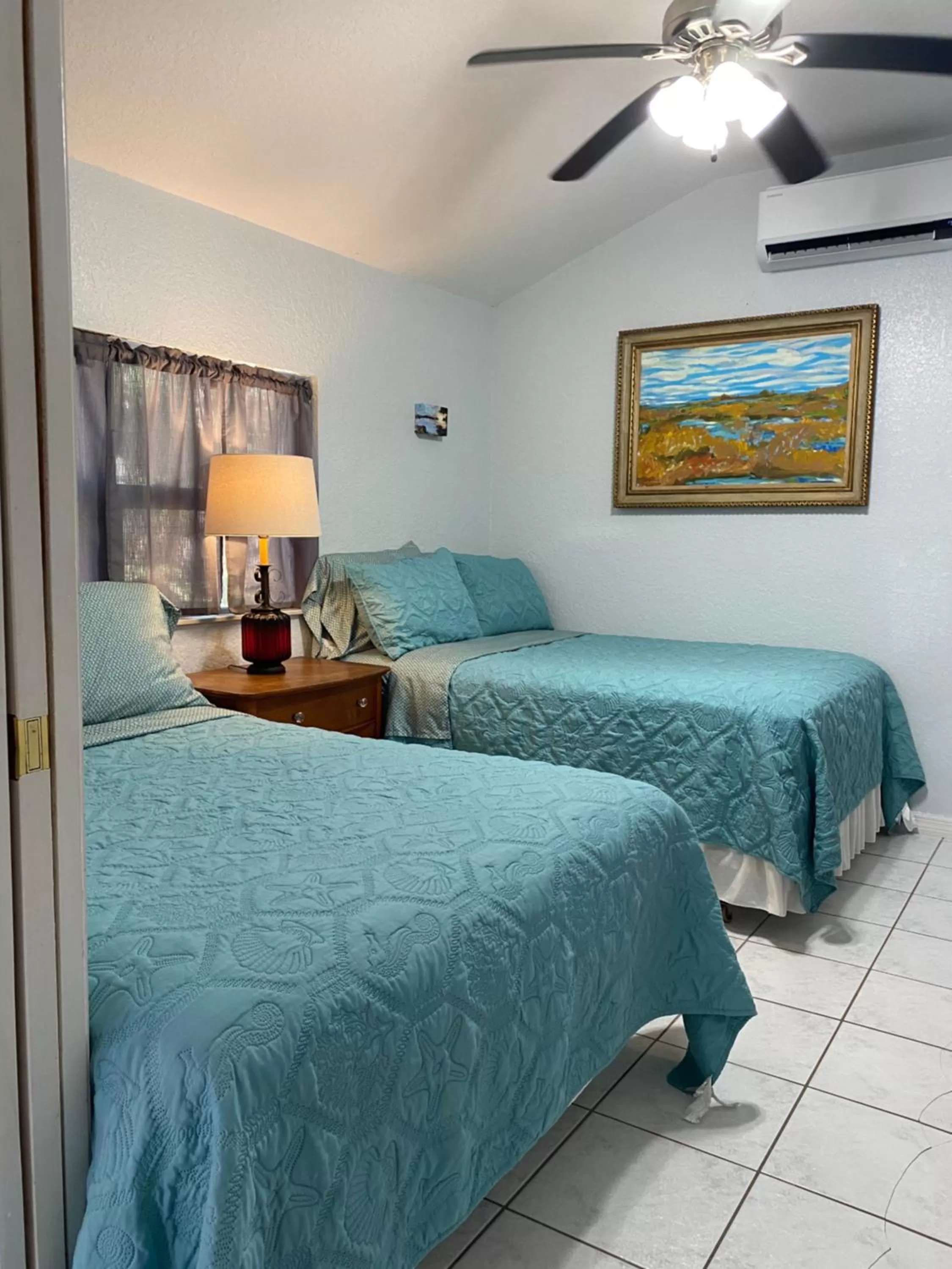 Bedroom, Bed in Nature Coast Inn & Cottages