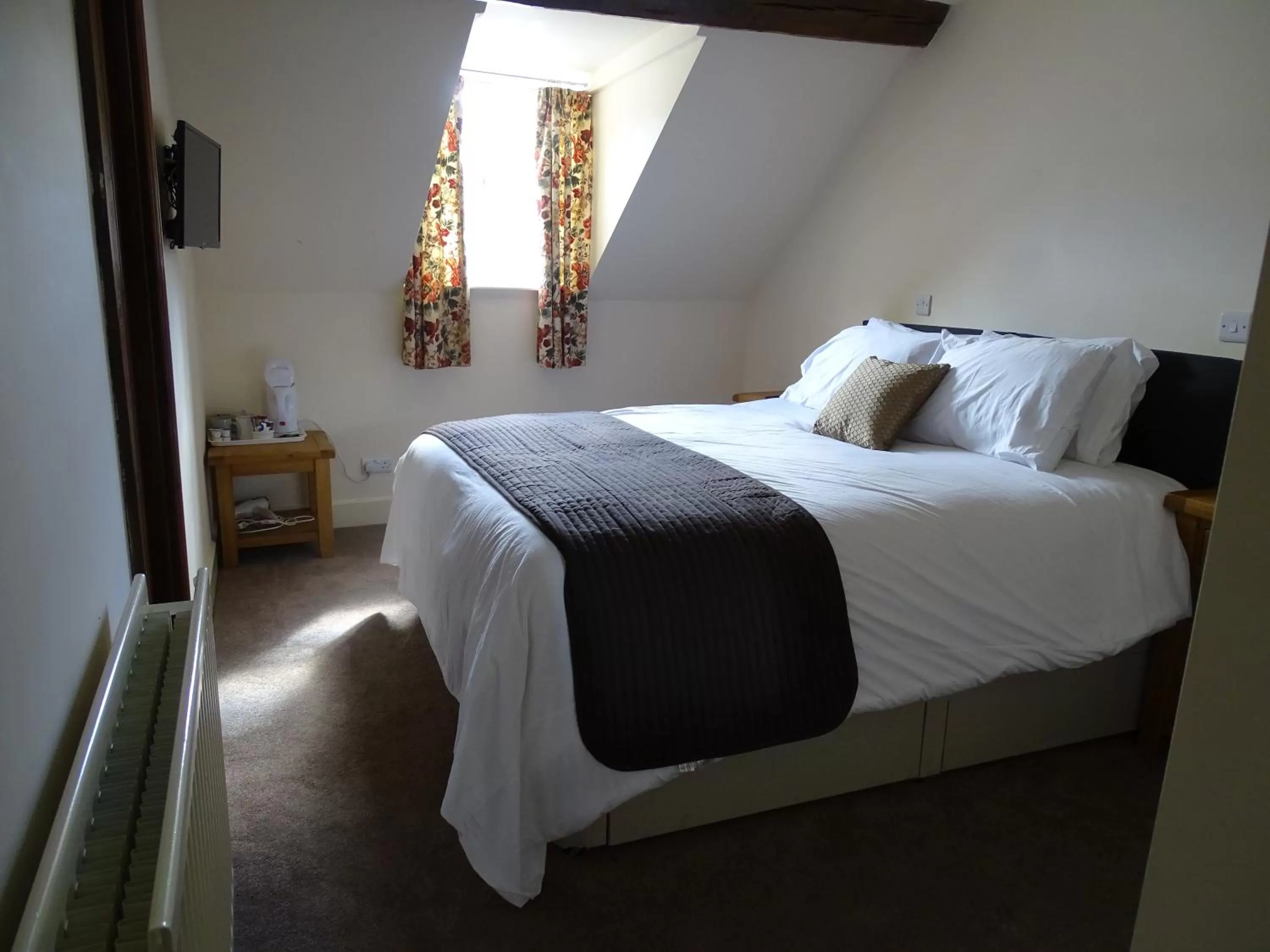 Bed in Ellesmere Hotel