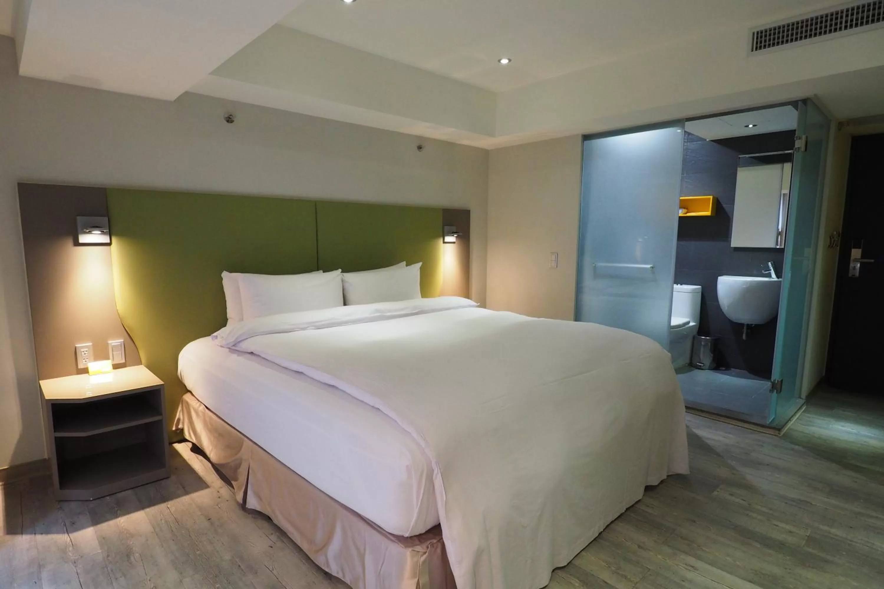 Photo of the whole room, Bed in Horizon Inn