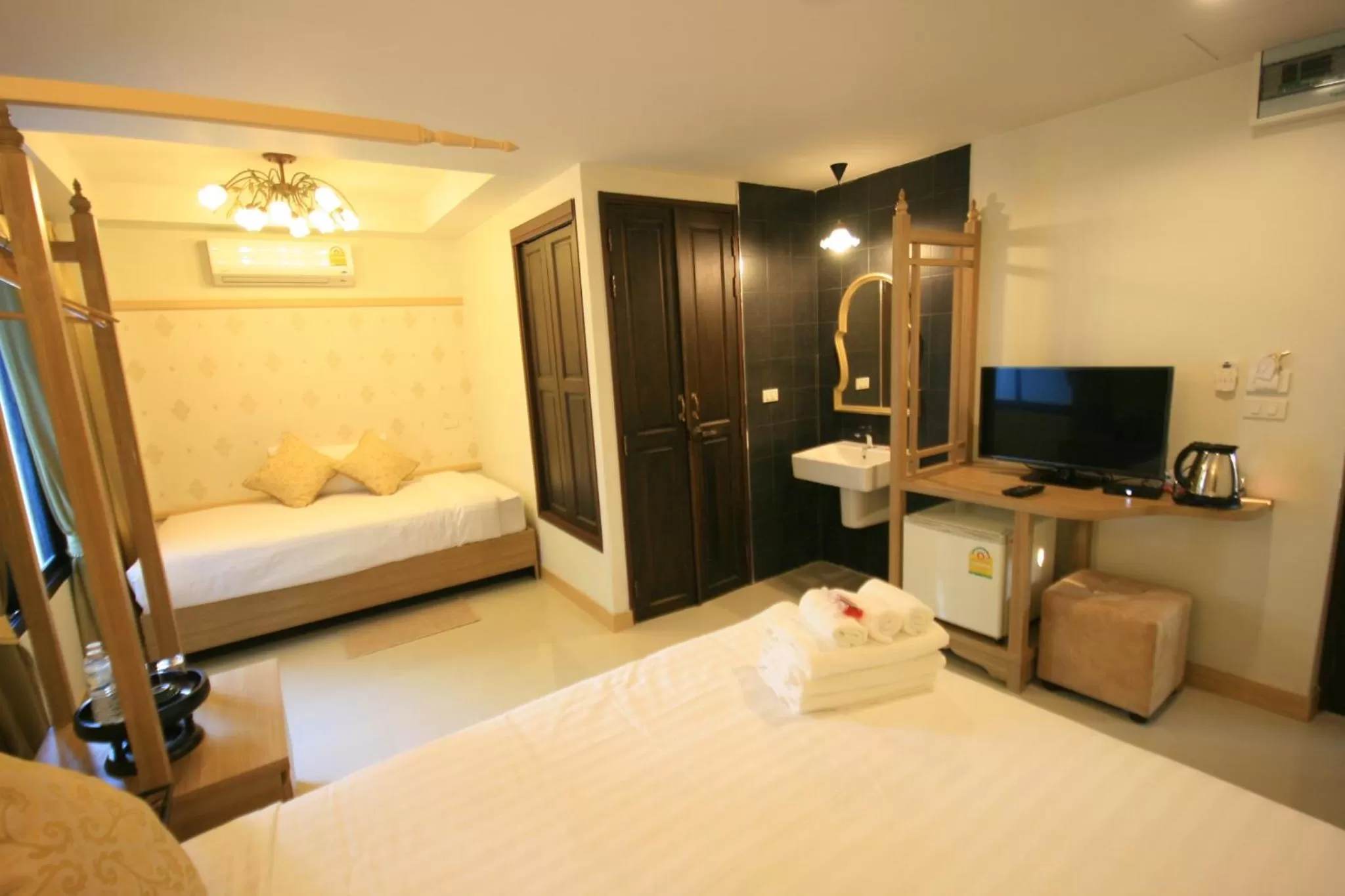 Photo of the whole room, Bed in Namamema