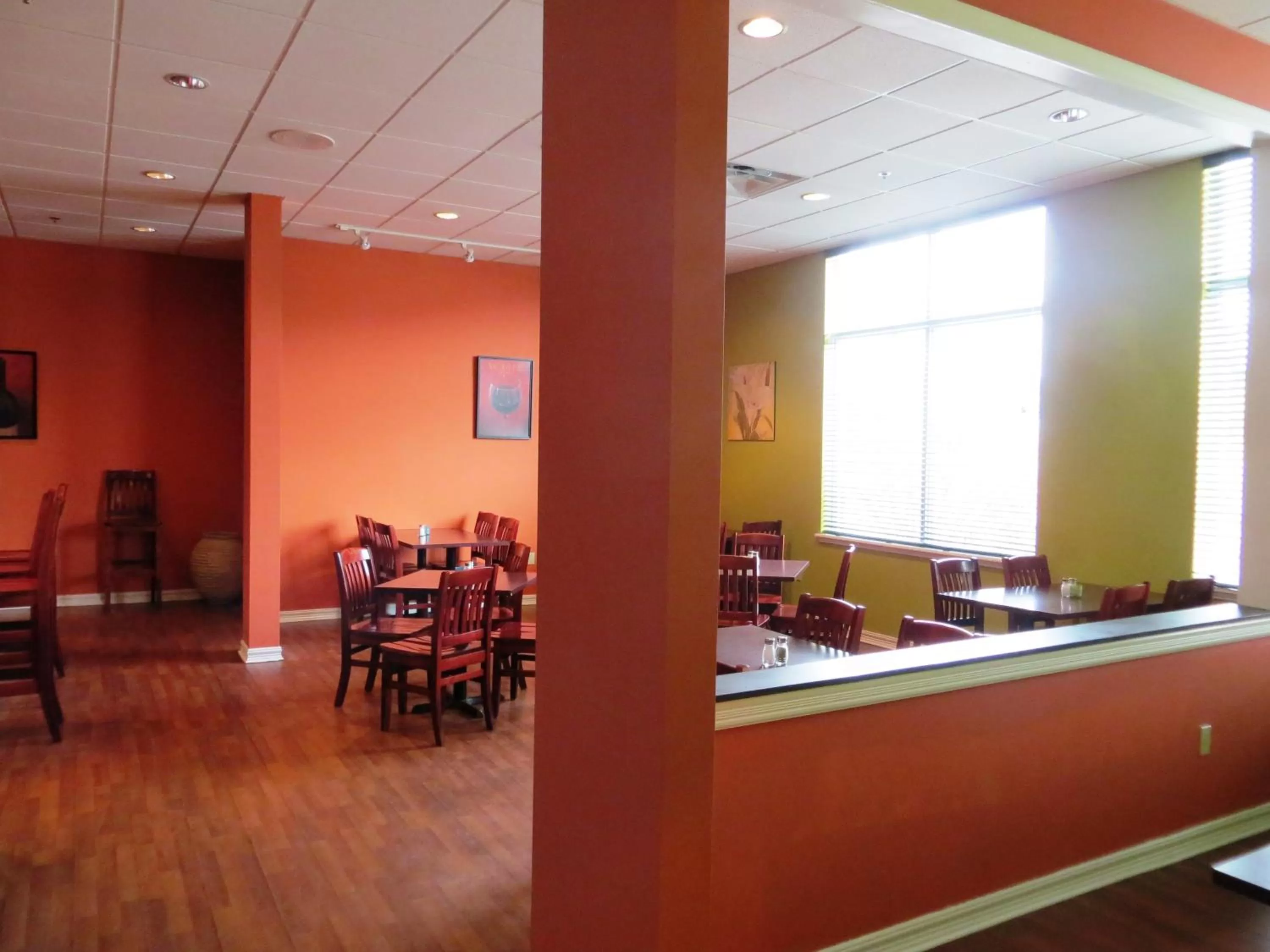 Lounge or bar in Days Inn by Wyndham Oromocto Conference Centre