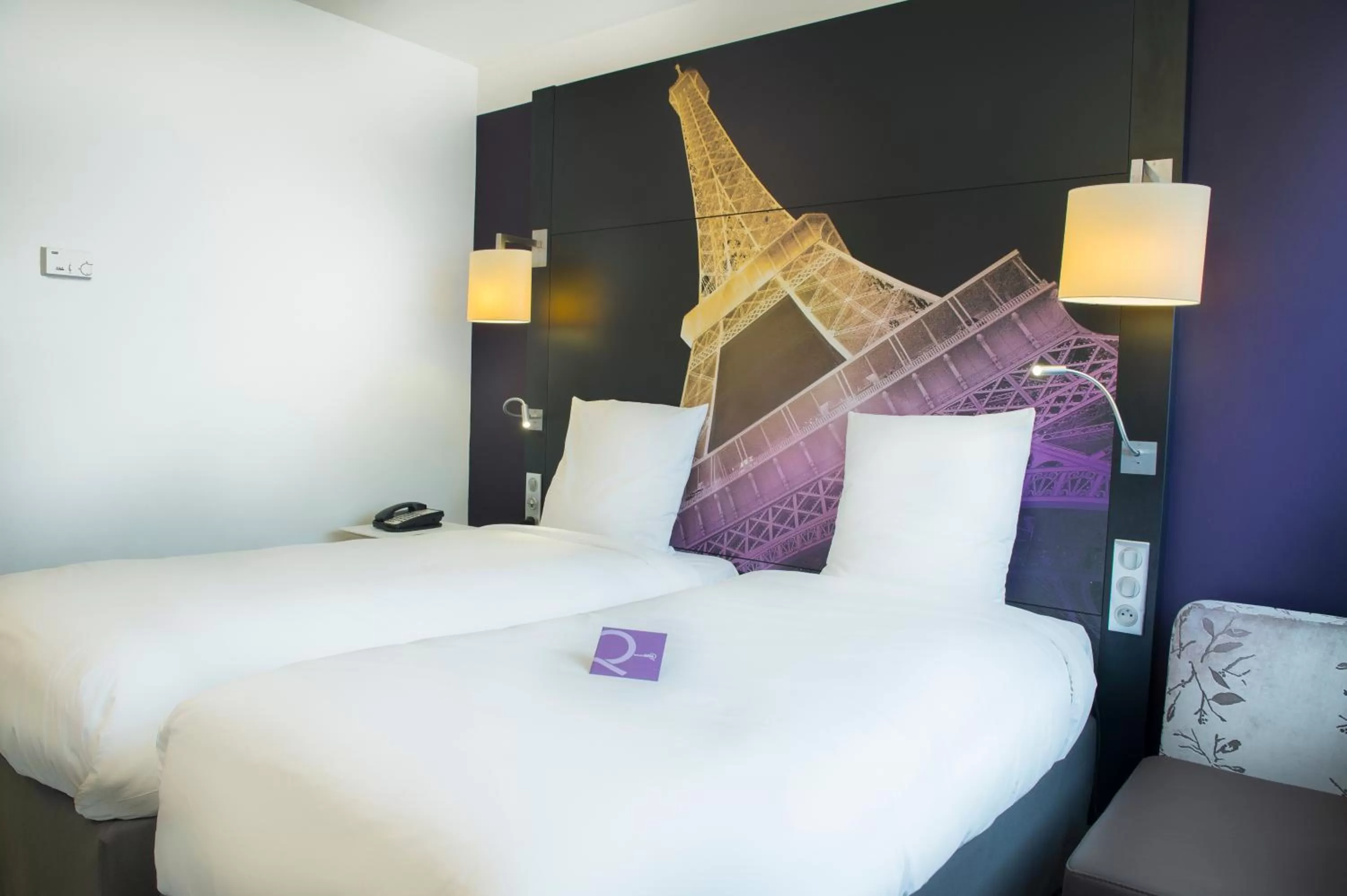 Bedroom, Bed in Mercure Paris Centre Tour Eiffel