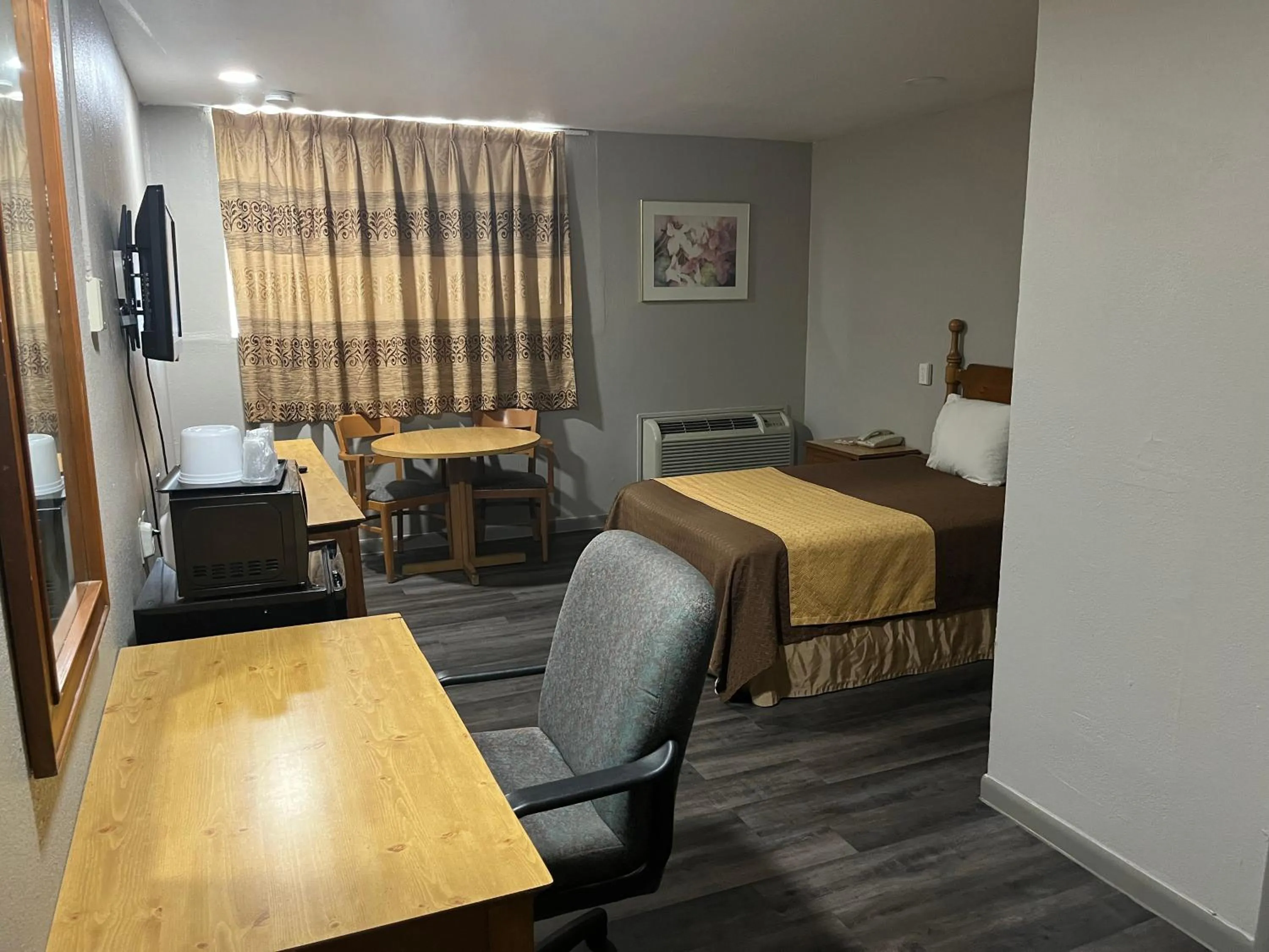 Photo of the whole room in Mid Towne Inn & Suites