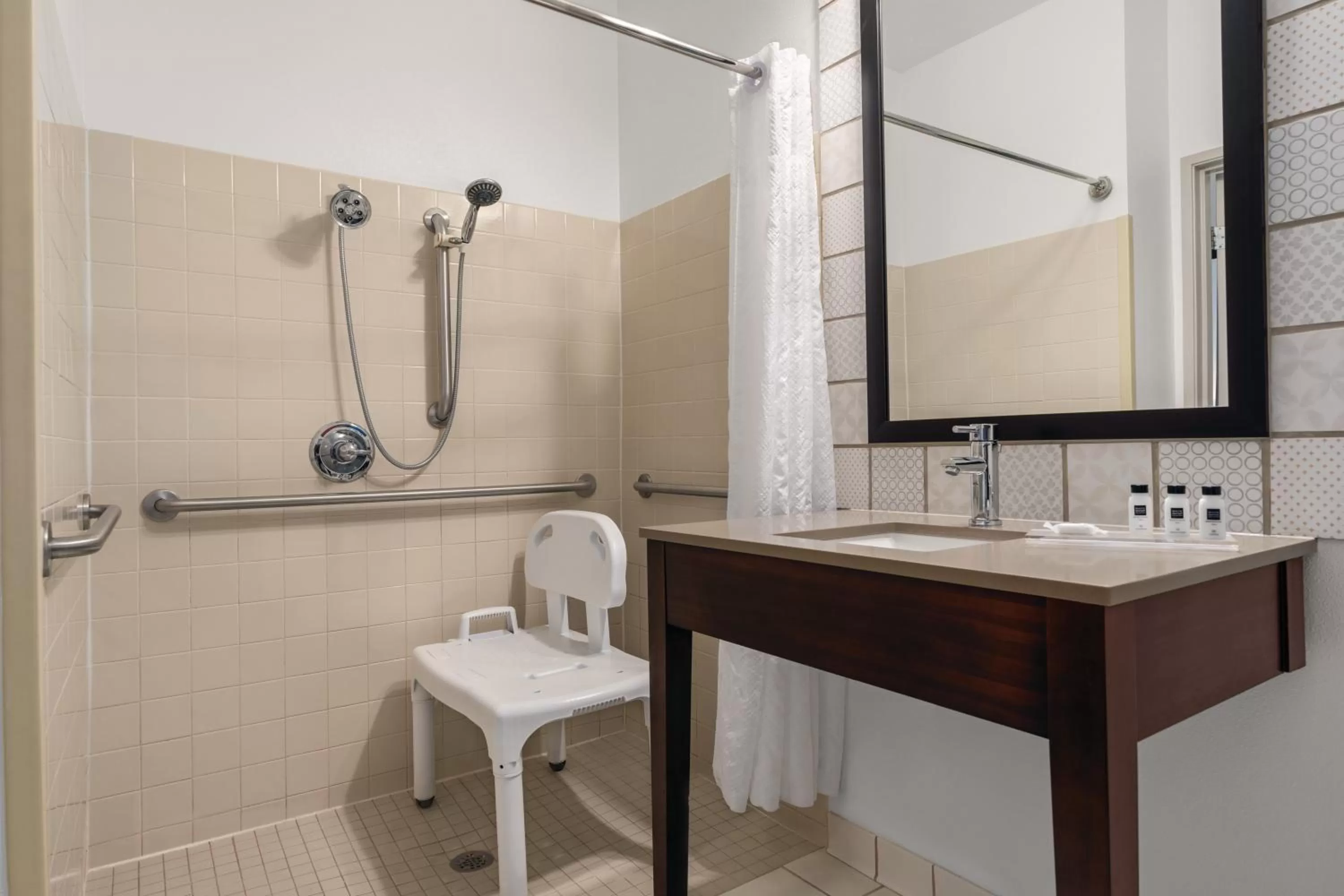 Queen Room with Roll-in Shower - Non-Smoking in Country Inn & Suites by Radisson, Big Flats (Elmira), NY