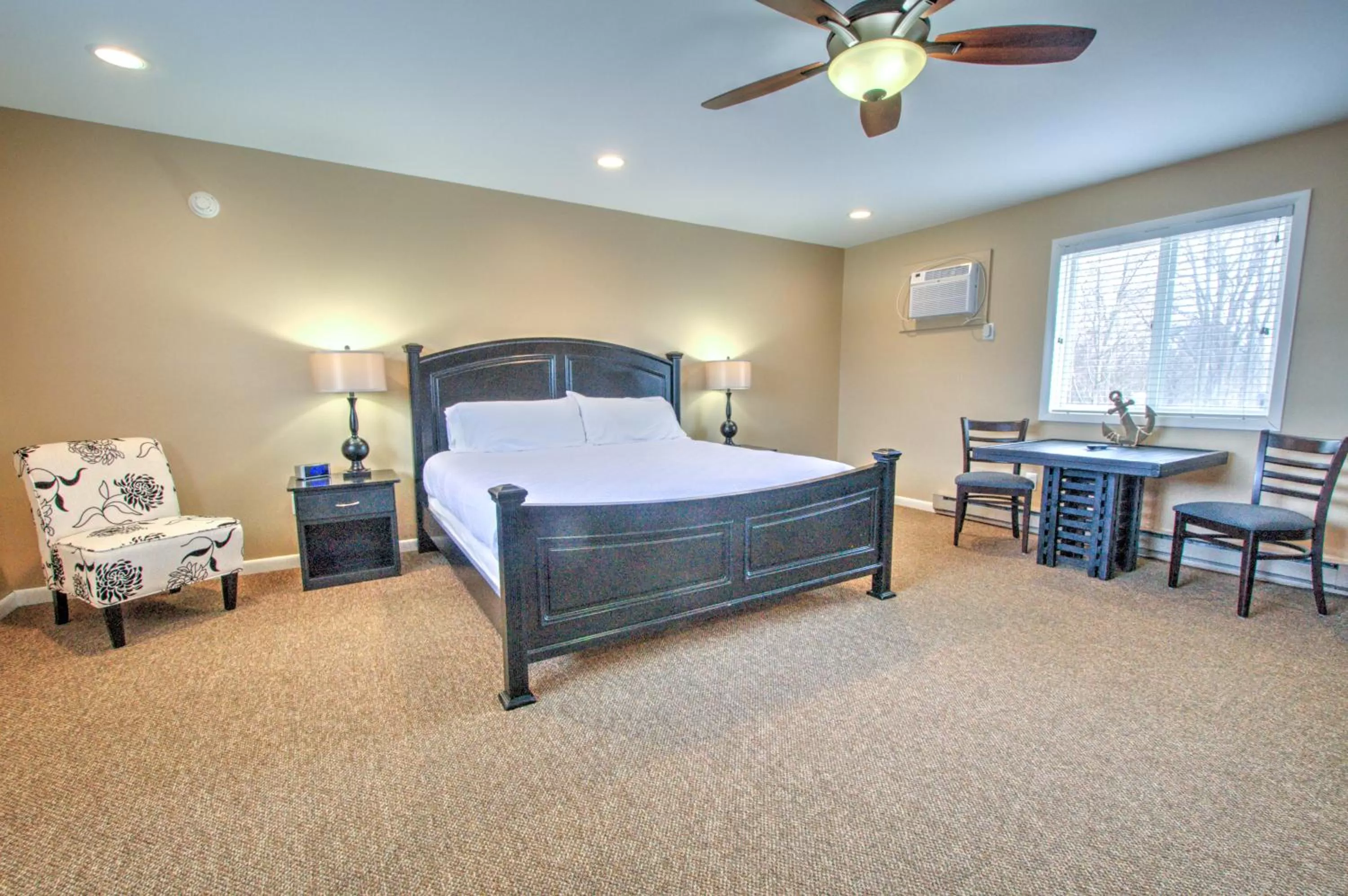 Photo of the whole room, Bed in East Shore Lodging