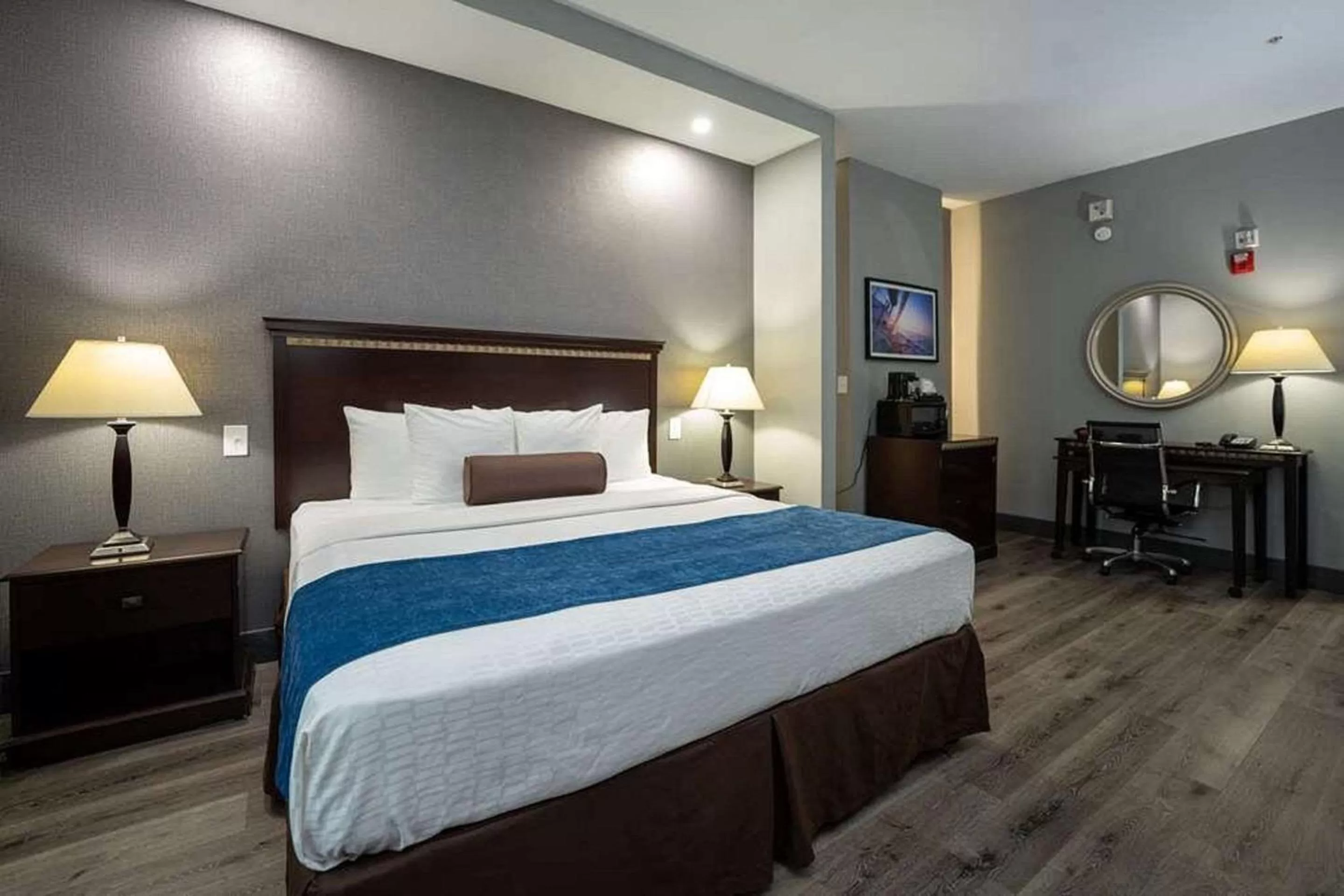 Bedroom in Comfort Suites Seabrook - Kemah