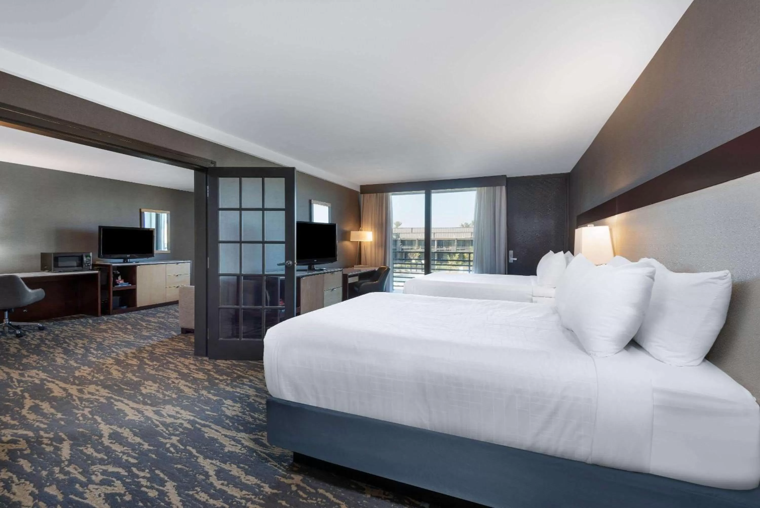 Photo of the whole room, Bed in Wyndham Lancaster Resort and Convention Center