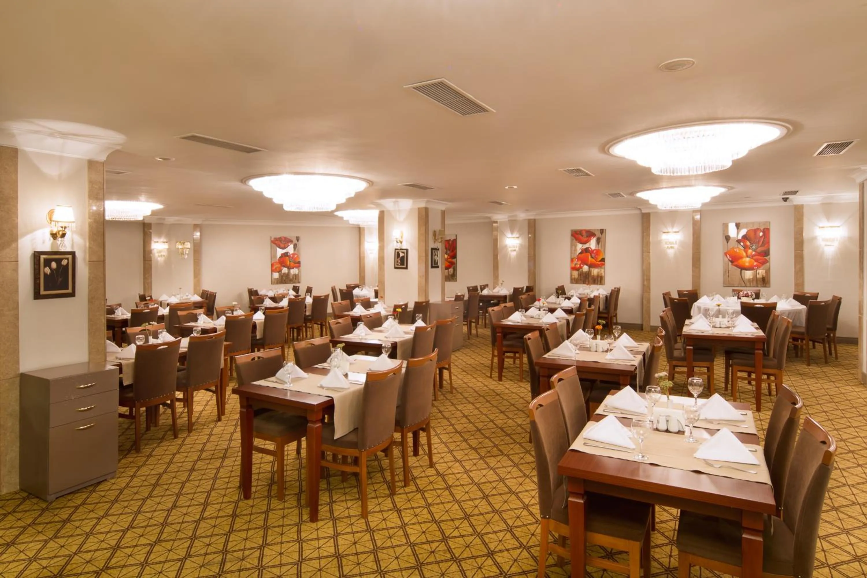 Restaurant/Places to Eat in Black Bird Hotel