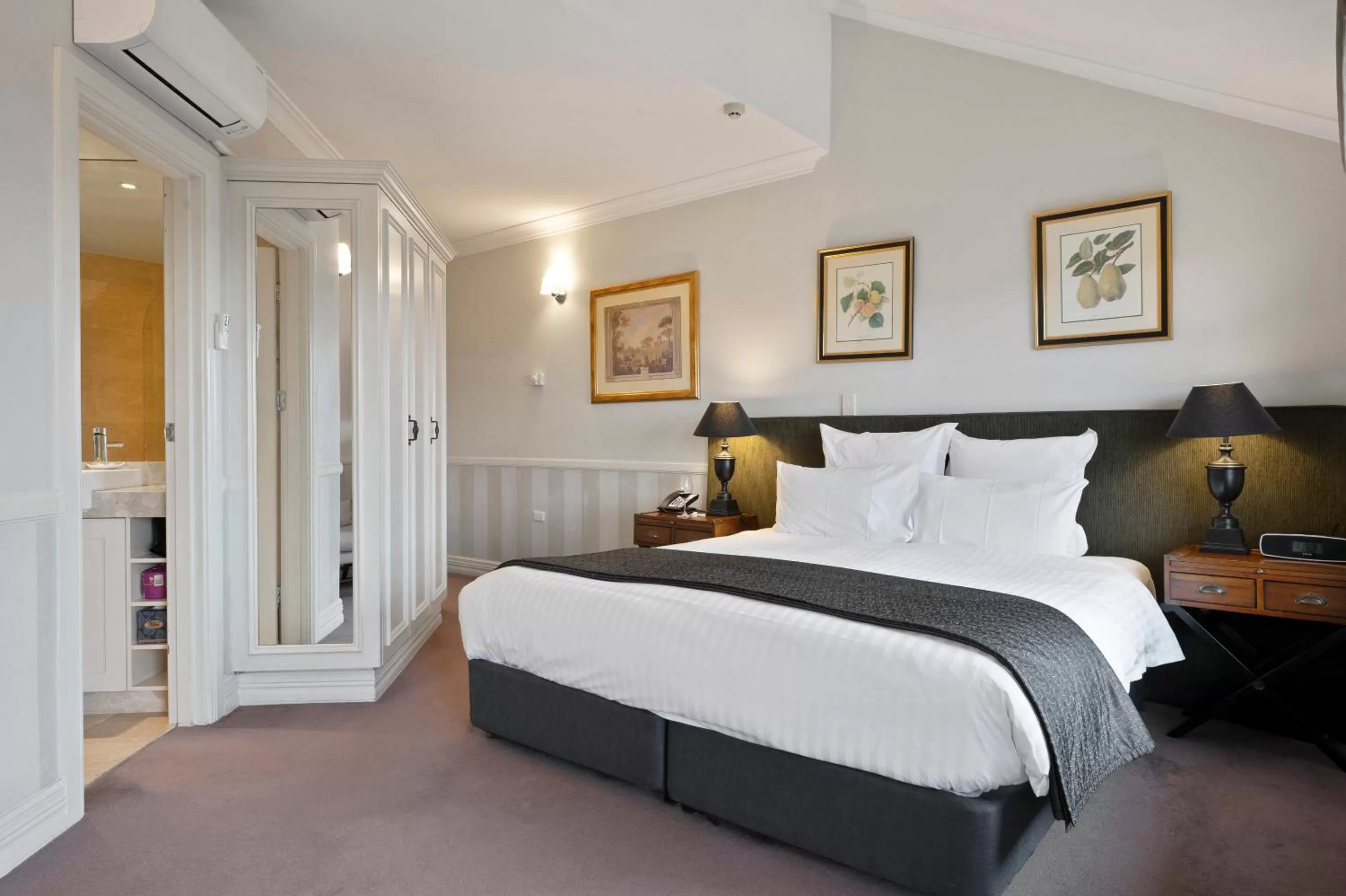 Bed in Echoes Boutique Hotel & Restaurant Blue Mountains