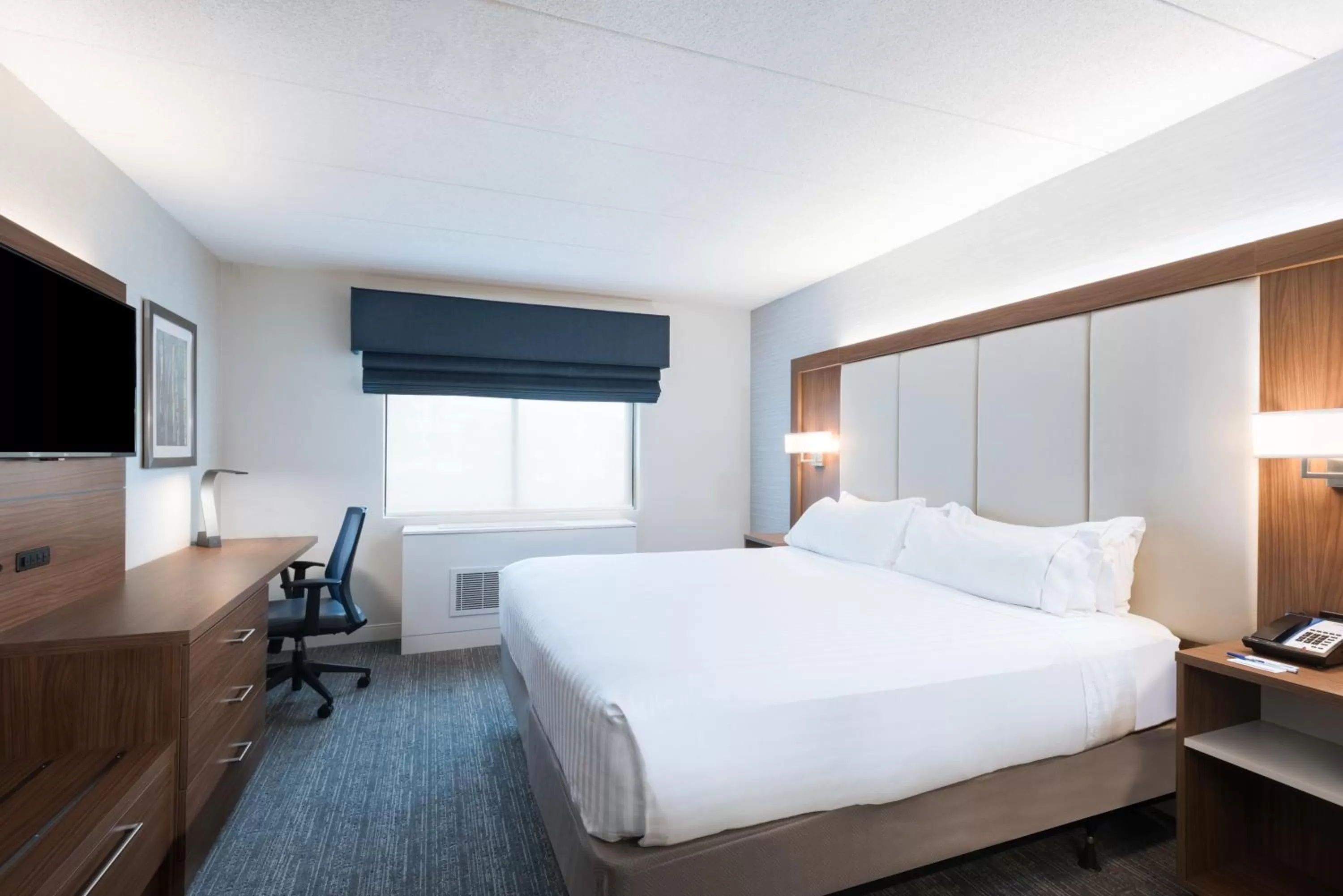 Photo of the whole room, Bed in Holiday Inn Express Boston-Waltham by IHG