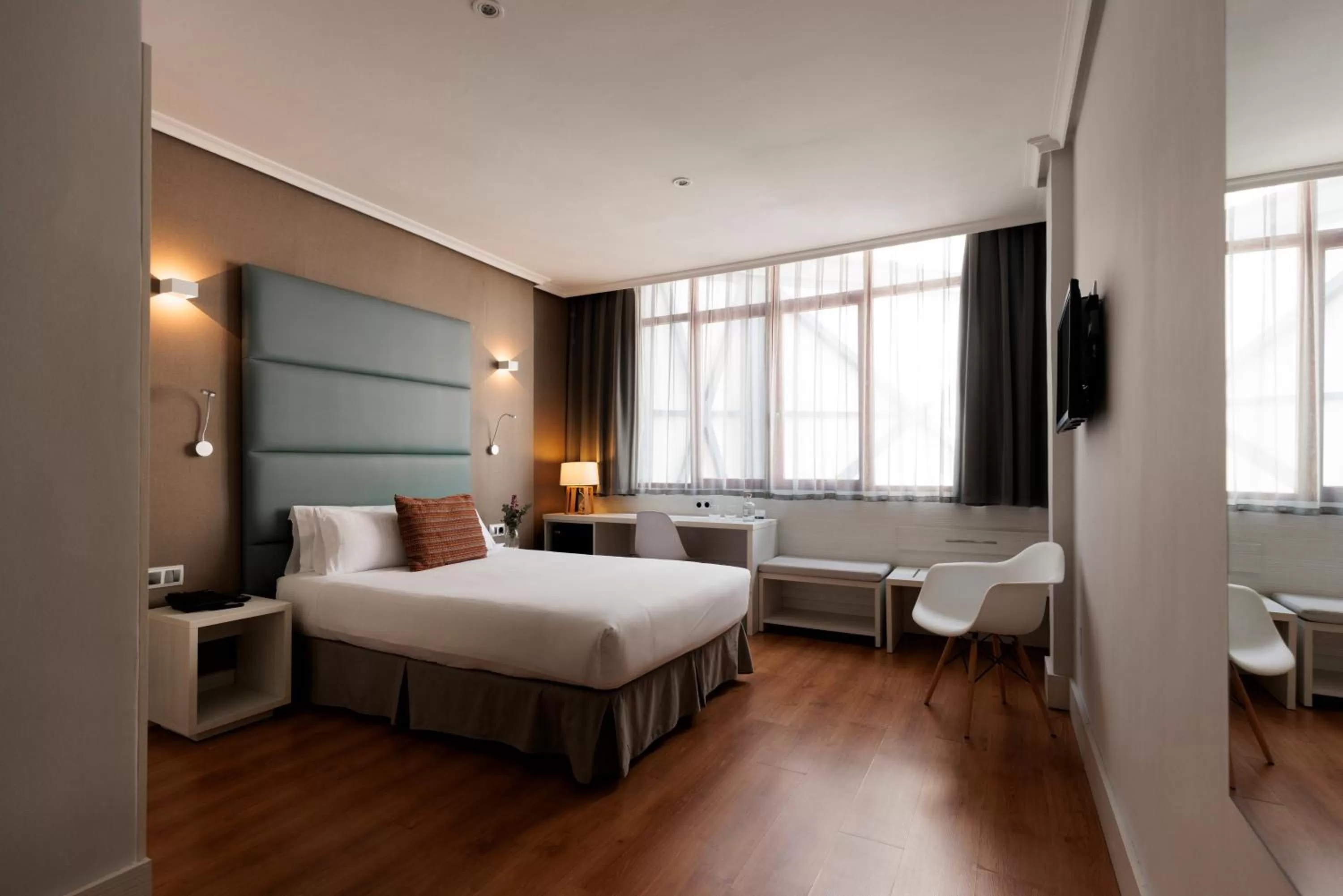 Facility for disabled guests, Bed in Hotel Pax Guadalajara