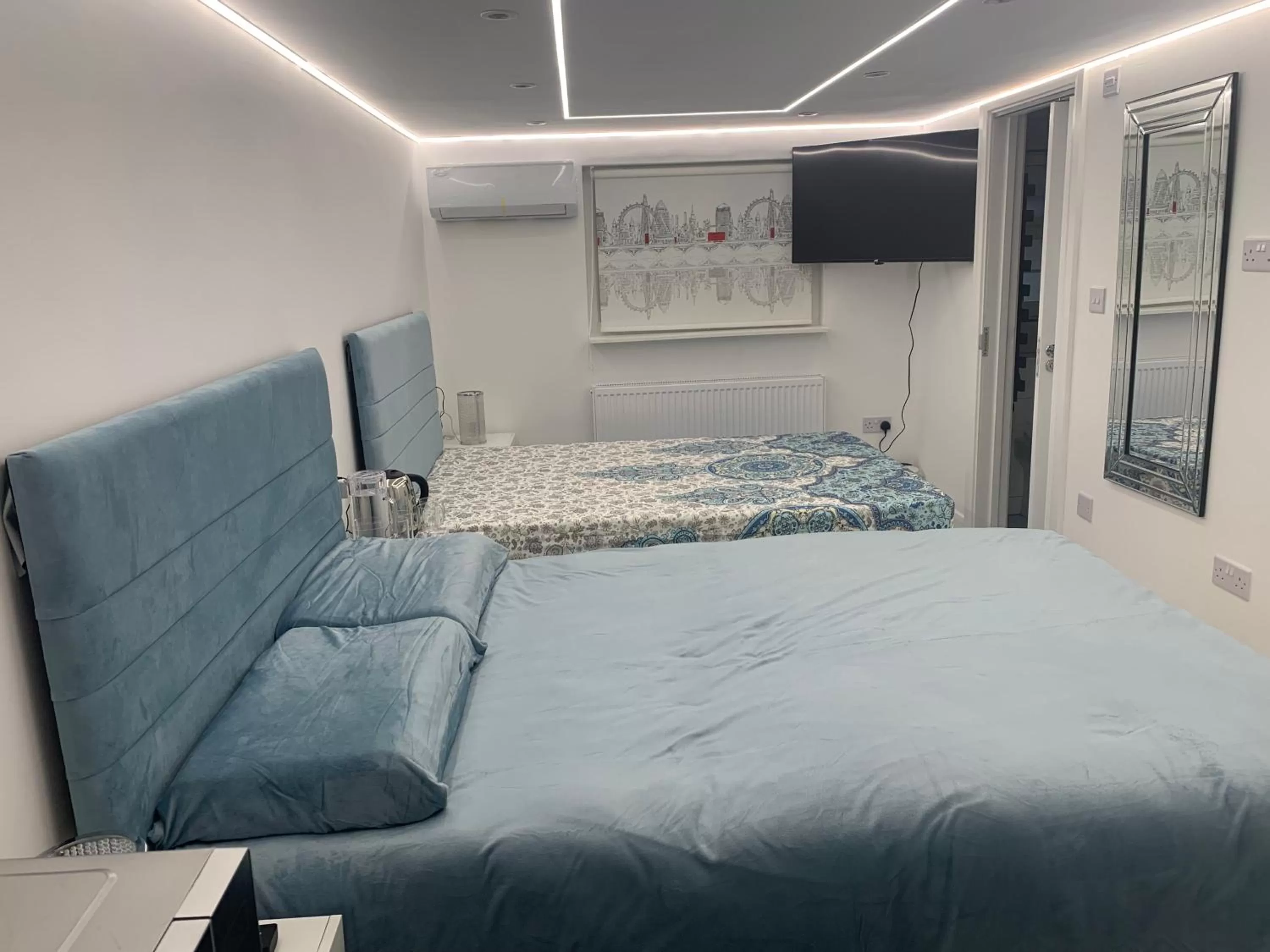 Bed in Double Bedroom w Ensuite Bathroom Near Grand Union Canal for Family and Friends