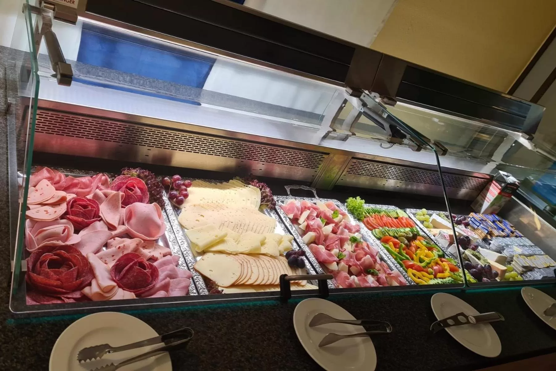 Breakfast in Sport Hotel Kenzingen inklusive Schwimmbad, Sauna und Frühstück nähe Europa-Park