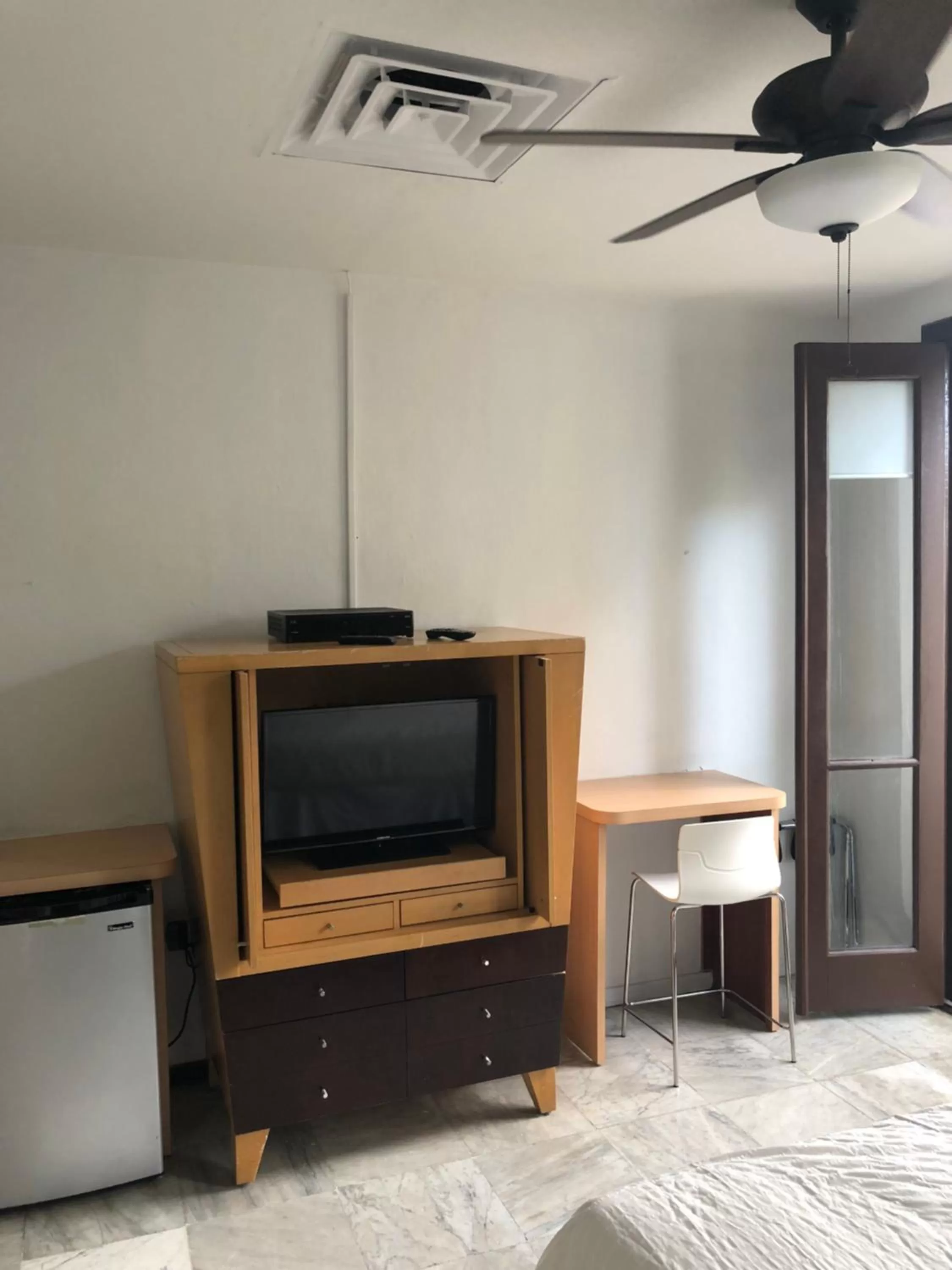 TV and multimedia, TV/Entertainment Center in Navona Studios