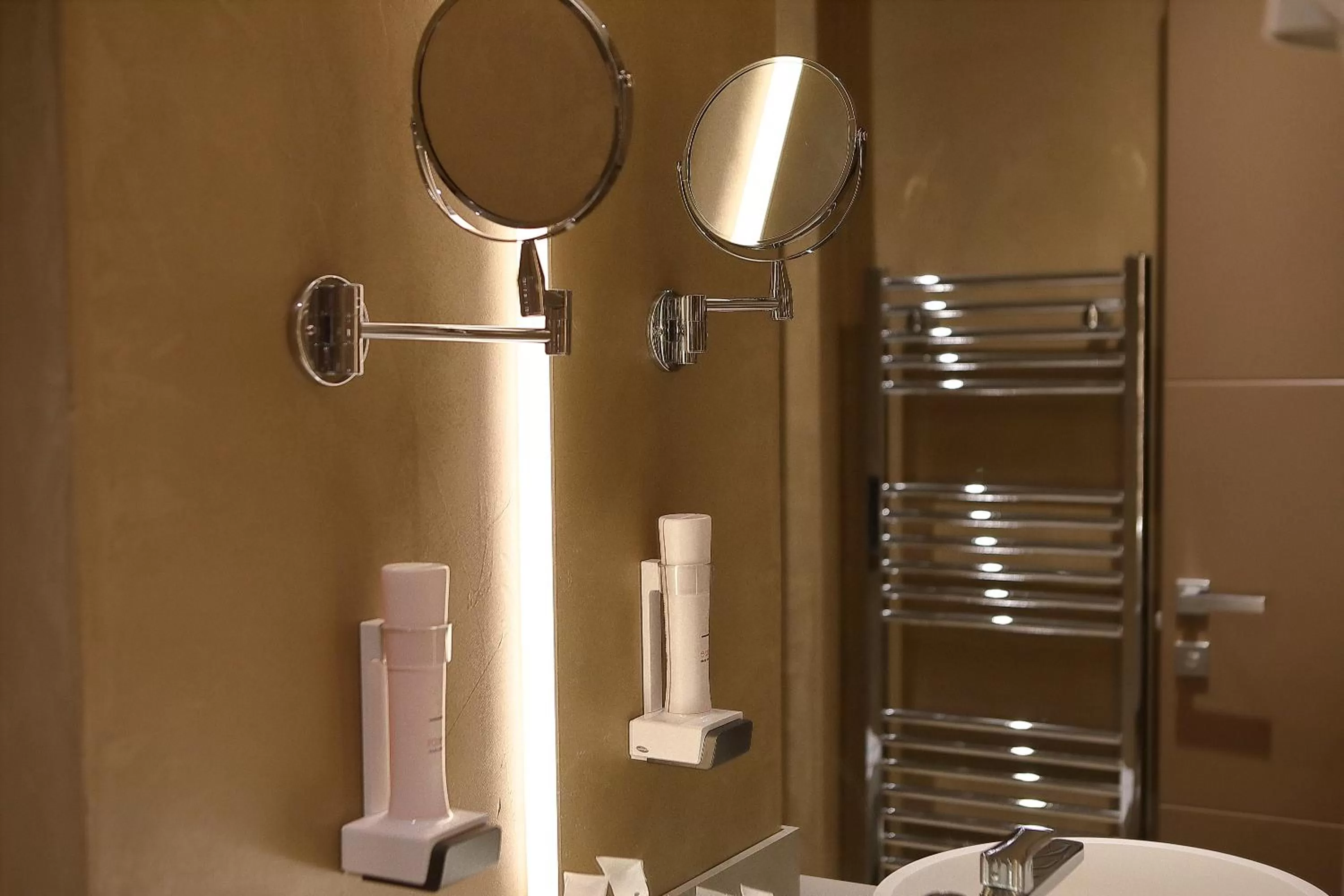 Bathroom in Hotel Bell'arrivo by Dori