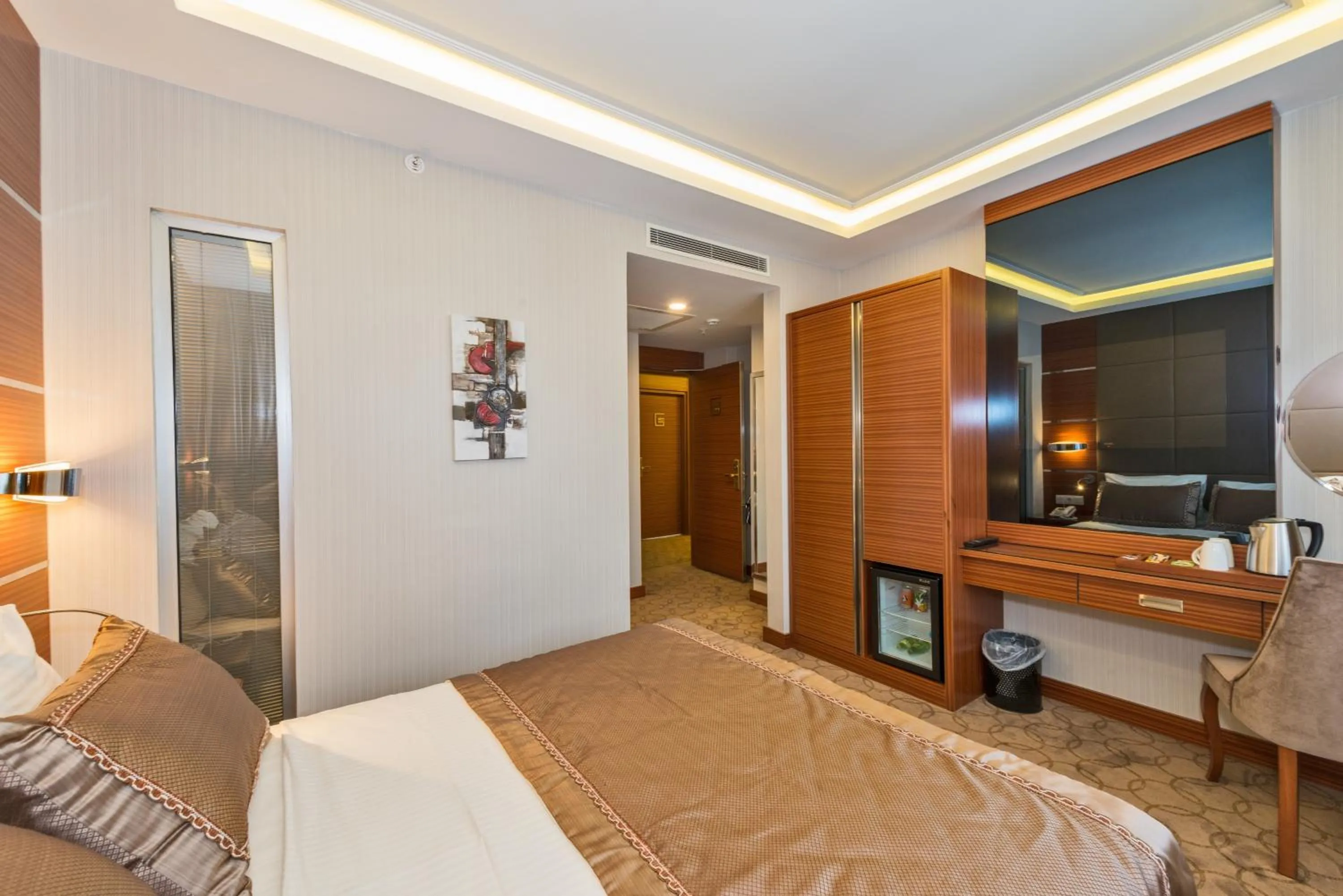 Photo of the whole room, Bed in Glorious Hotel