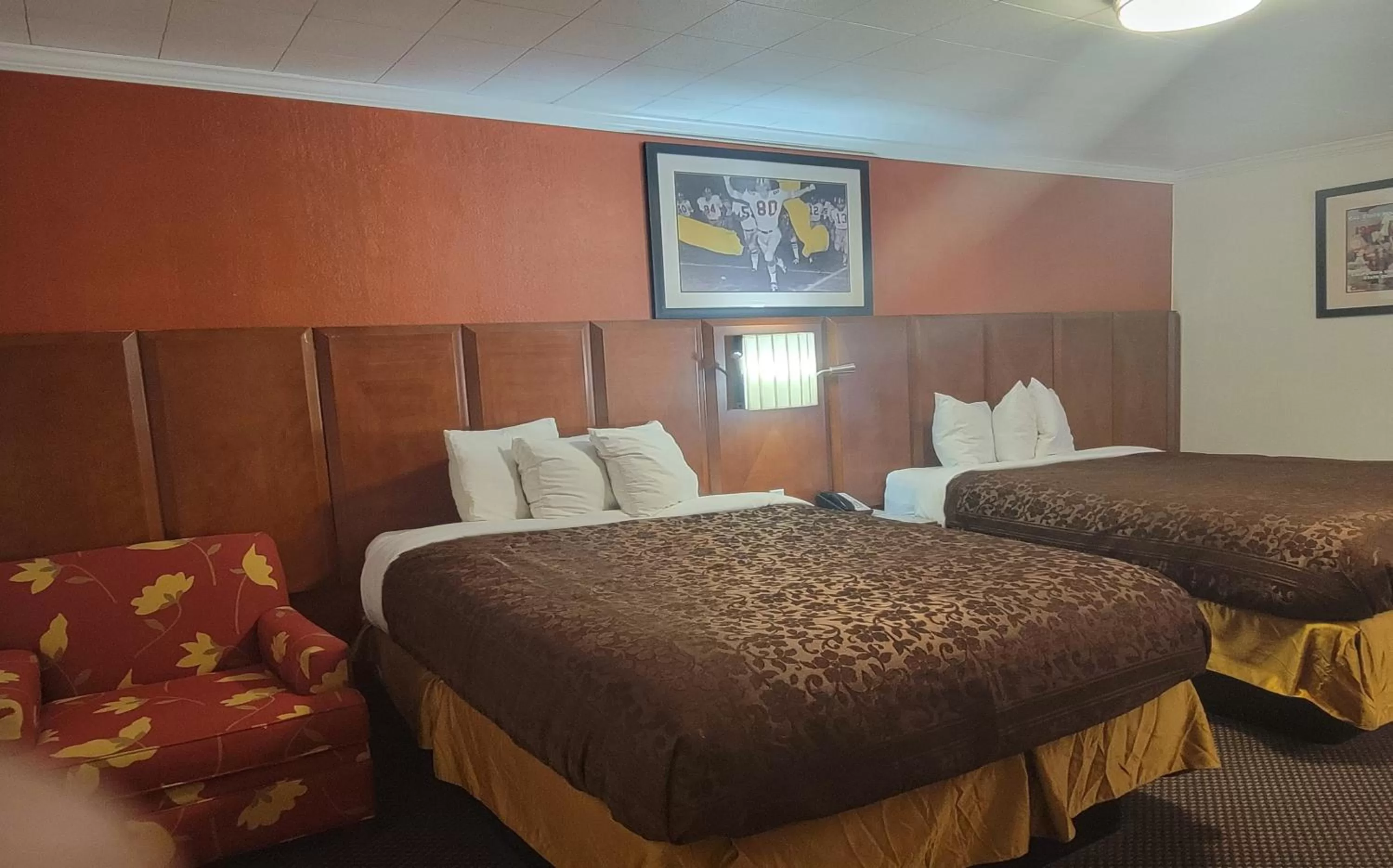 Photo of the whole room, Bed in Mountain Star Inn