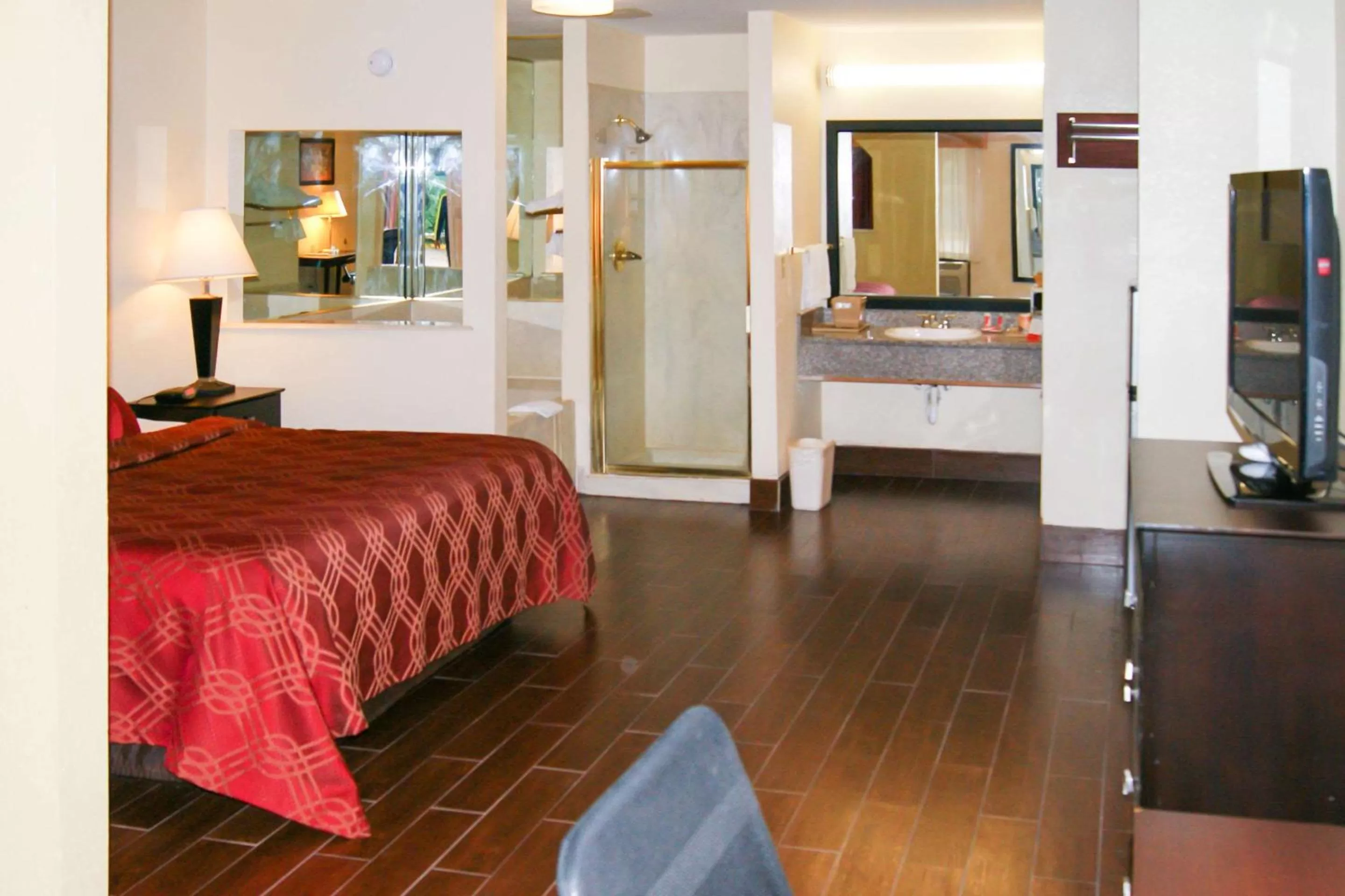 Photo of the whole room, Bed in Econo Lodge Inn & Suites West - Energy Corridor