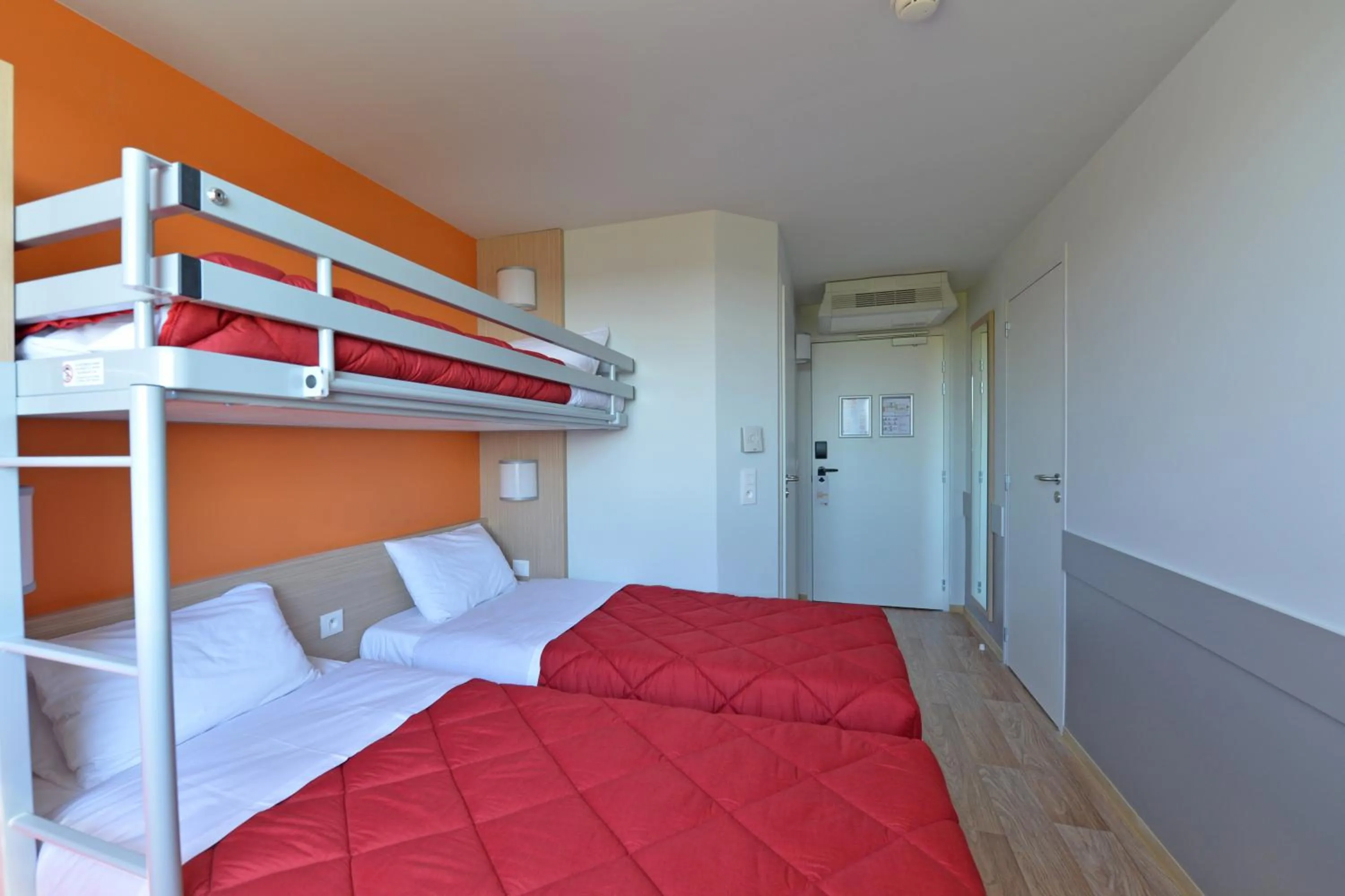 Photo of the whole room, Bed in Premiere Classe Reims Nord - Bétheny