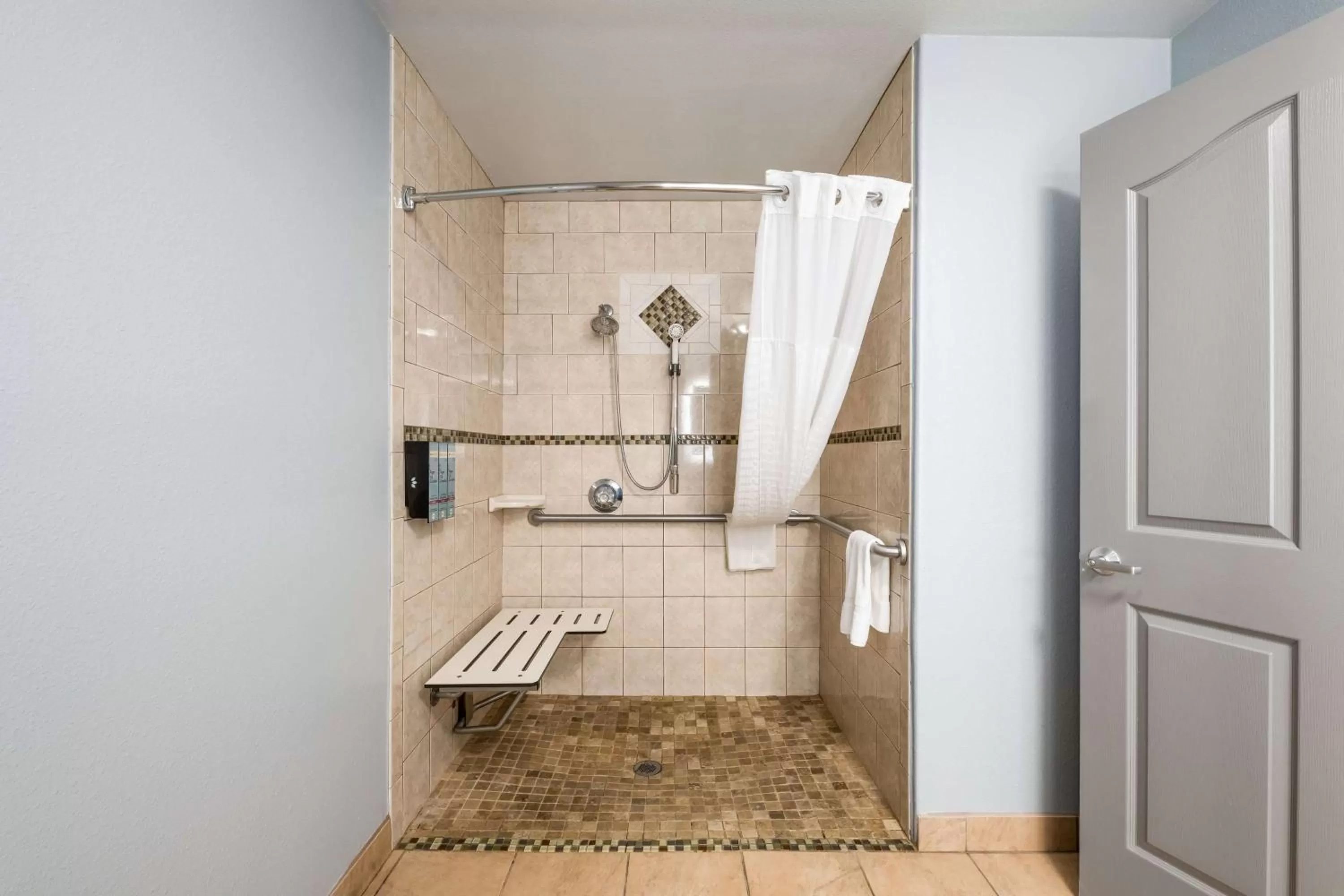 Queen Room with Roll-In Shower - Disability Access in Best Western Big Country Inn