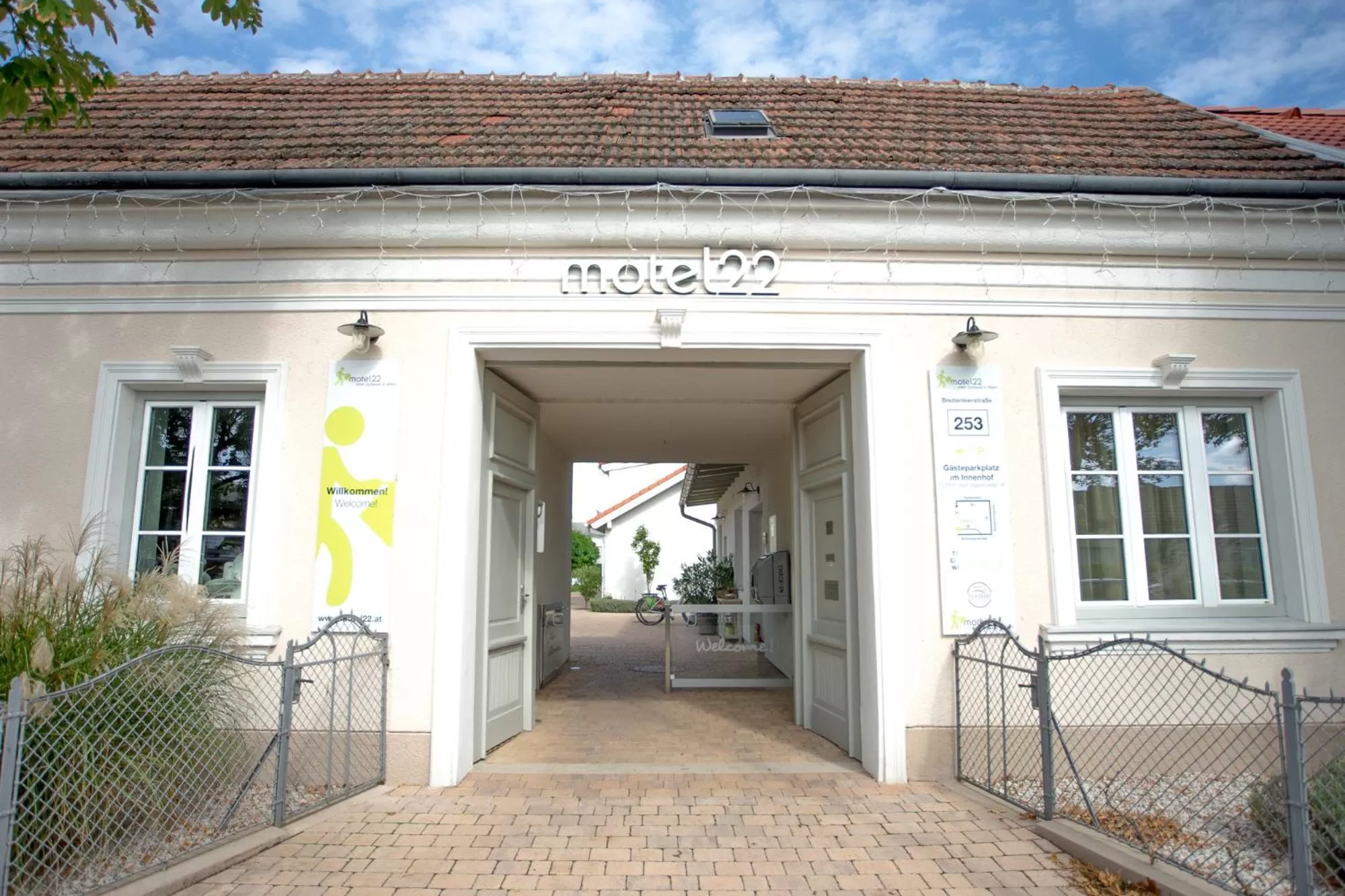 Facade/entrance in motel22 Parkplatz inklusive