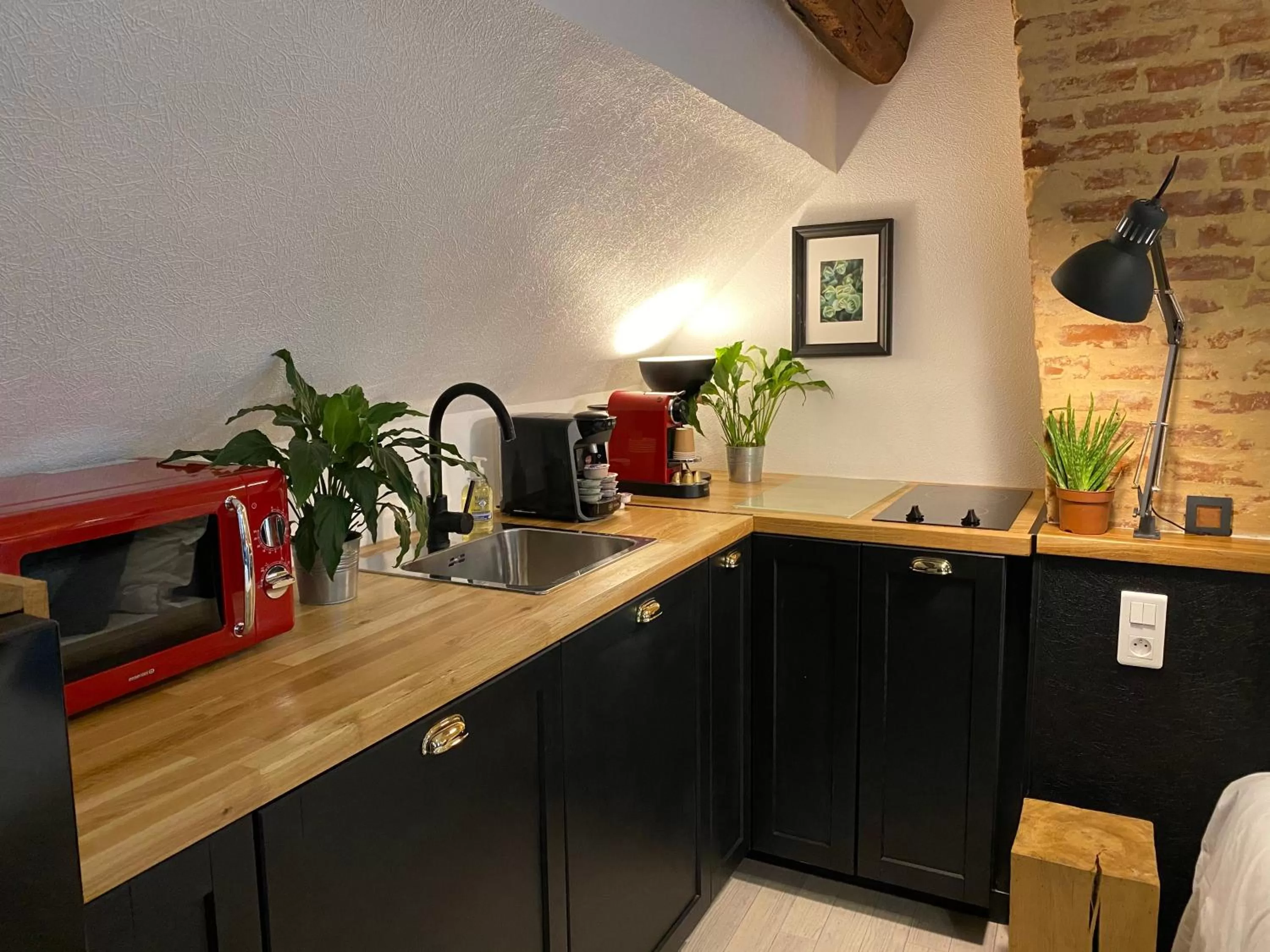 Kitchen or kitchenette in Hôtel De La Cathédrale