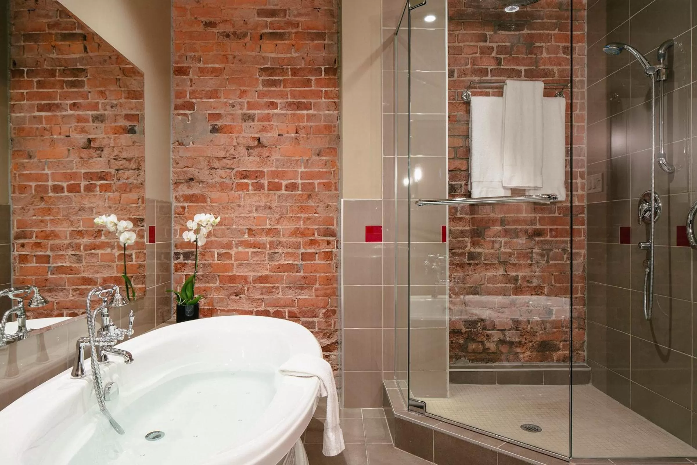 Shower in Hotel Place D'Armes