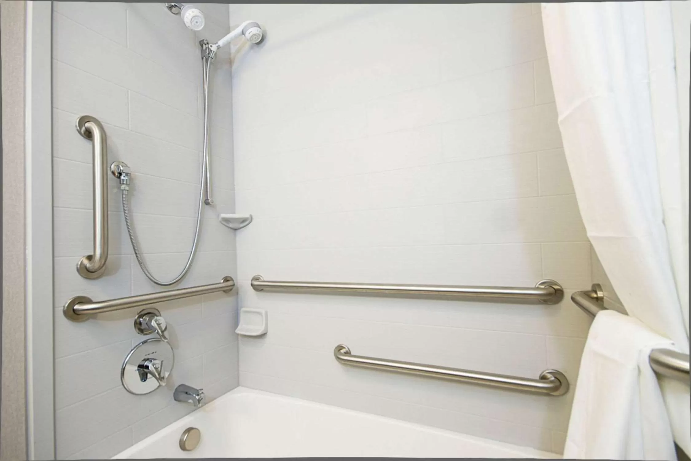 Bathroom in Hampton Inn and Suites Roanoke Airport/Valley View Mall