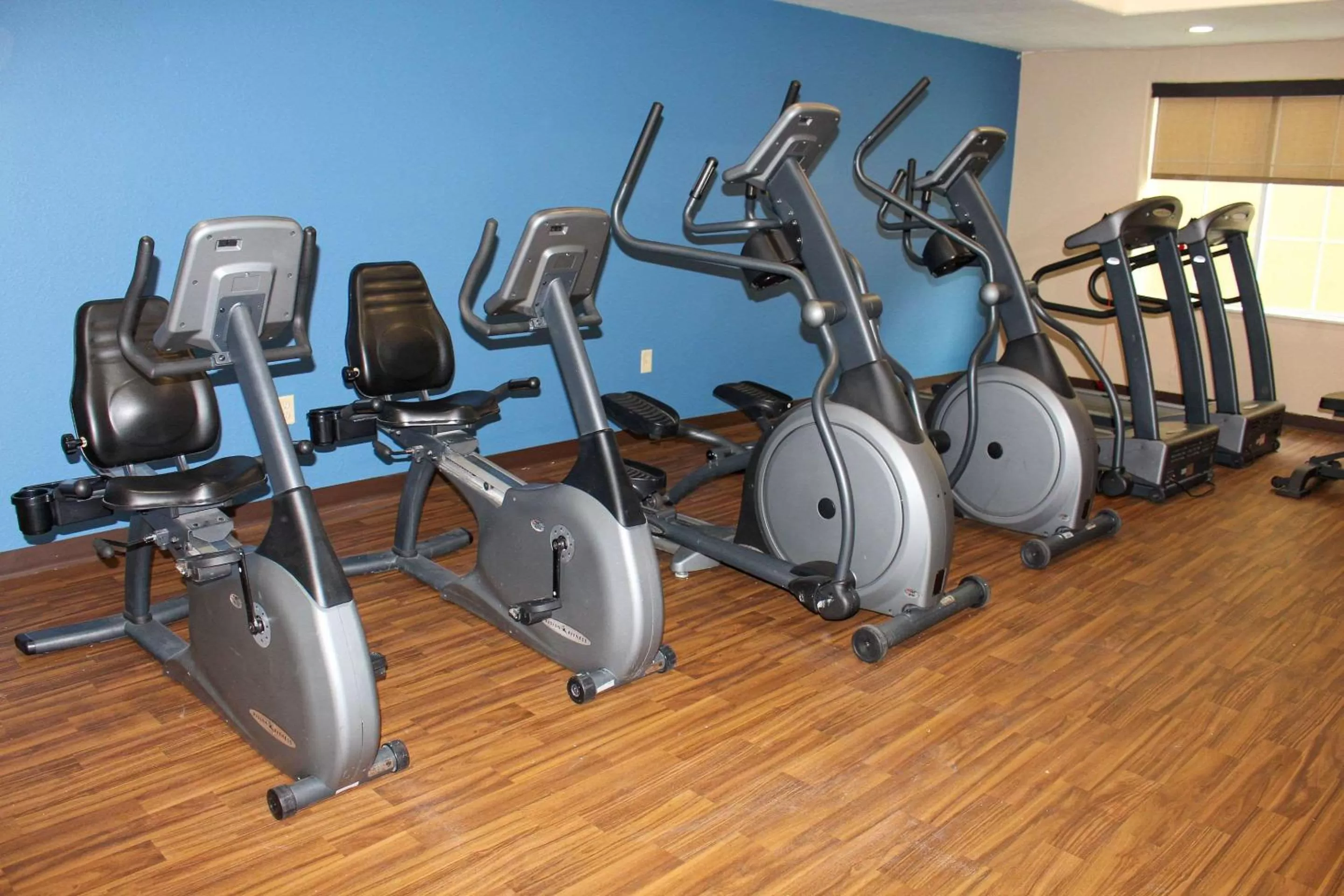 Fitness centre/facilities in Comfort Inn & Suites Near Six Flags & Medical Center