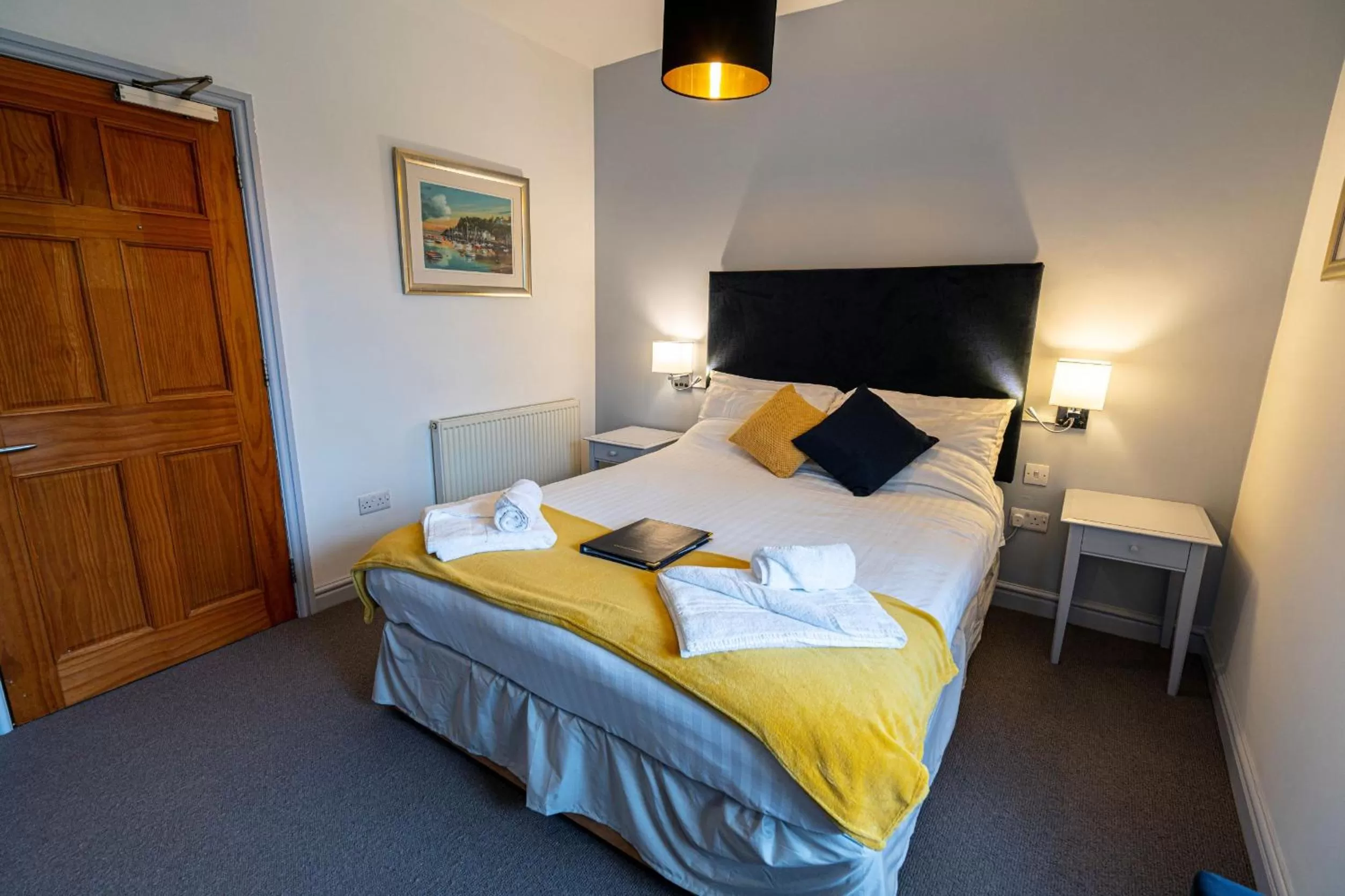 Bedroom, Bed in Grapes Hotel, Bar & Restaurant Snowdonia Nr Zip World