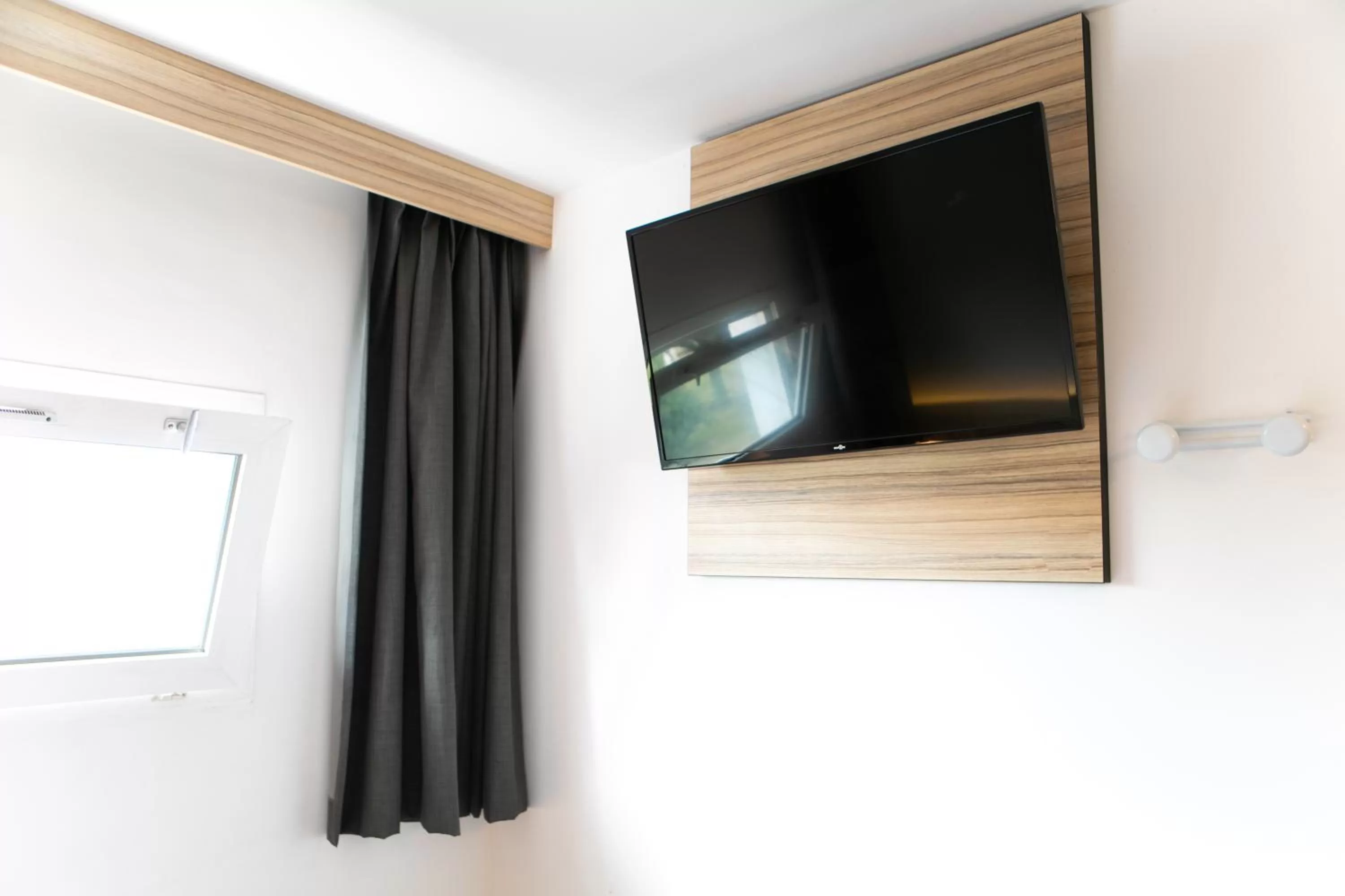 TV and multimedia in Best Hotel Bordeaux Sud