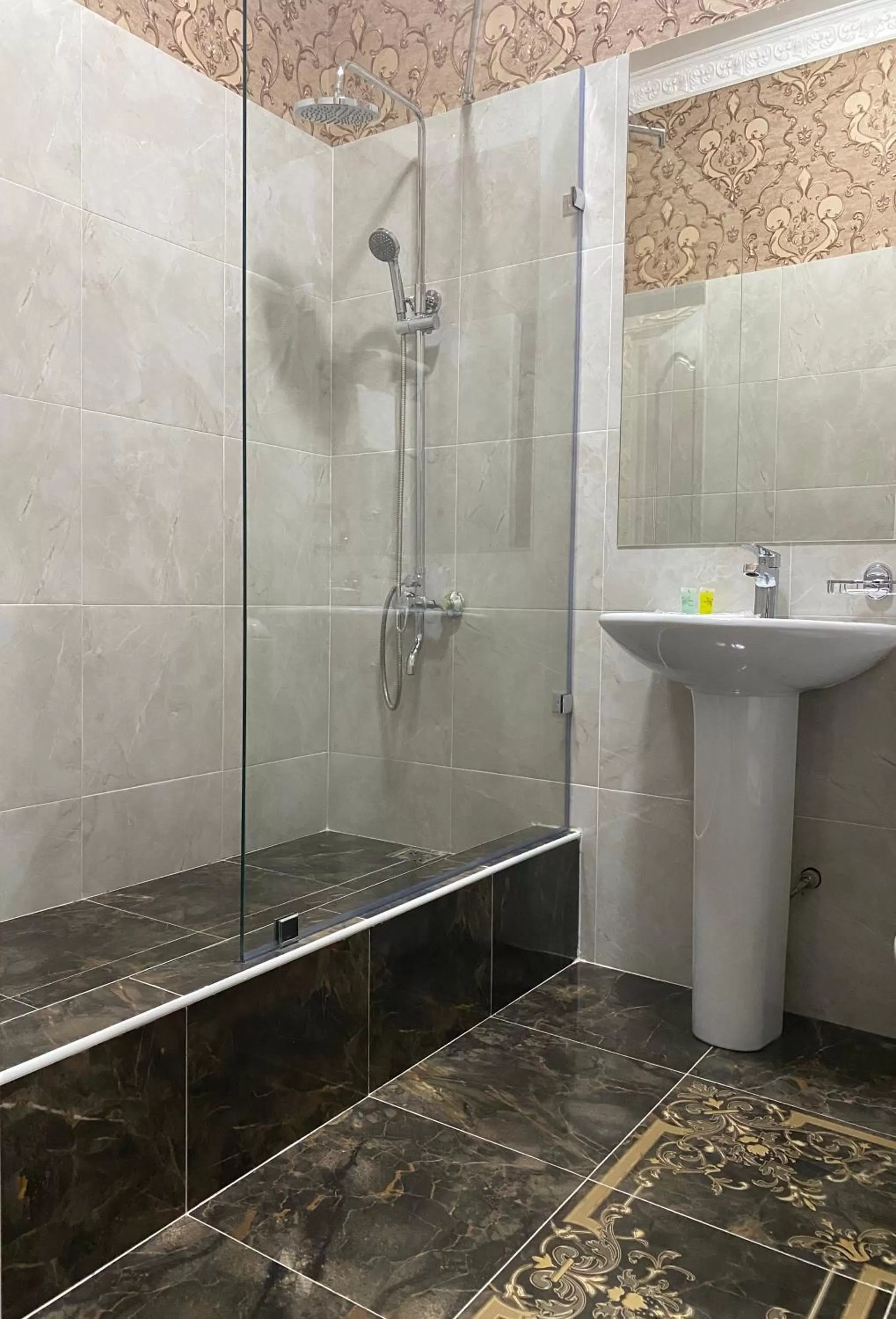 Bathroom in Lion Hotel