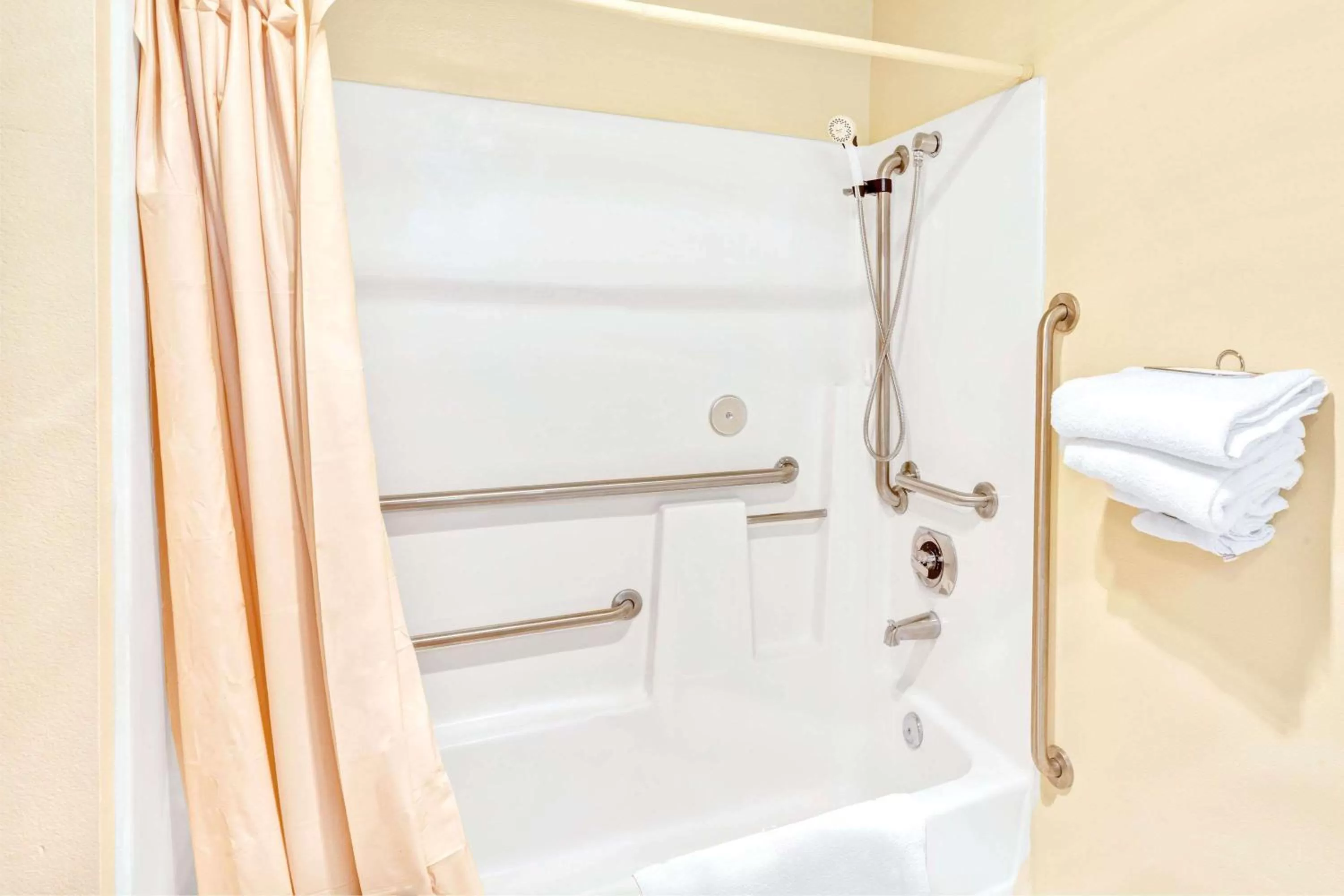 Photo of the whole room, Bed in Vantage Point Inn - Woodland Hills