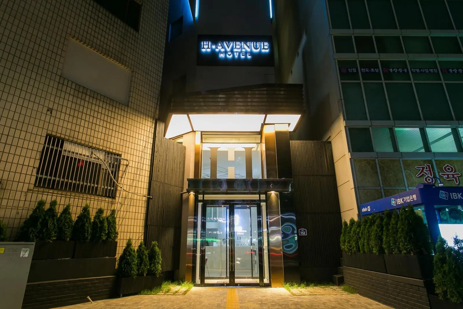 Facade/entrance in H Avenue Hotel Idae Shinchon