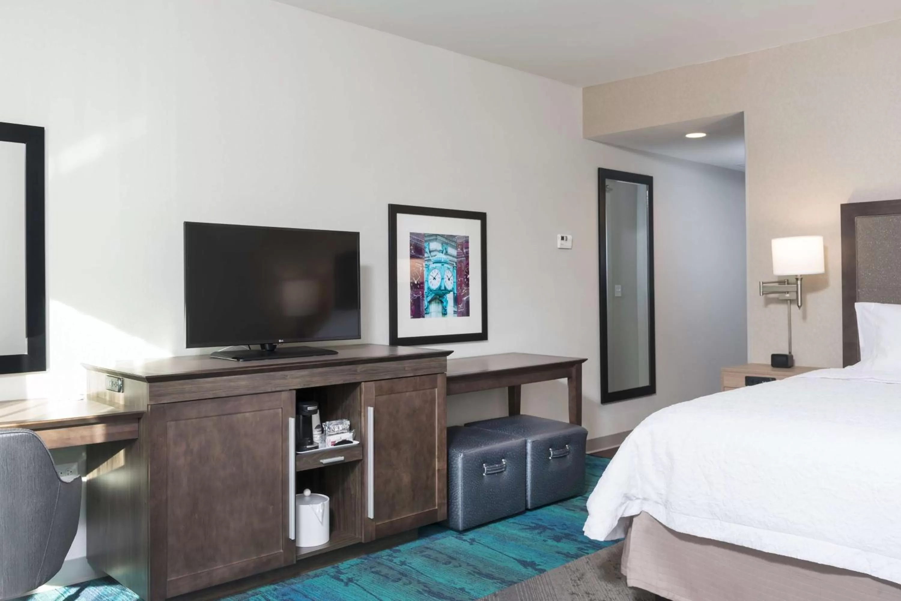 Bedroom, Bed in Hampton Inn & Suites by Hilton Chicago Schaumburg IL