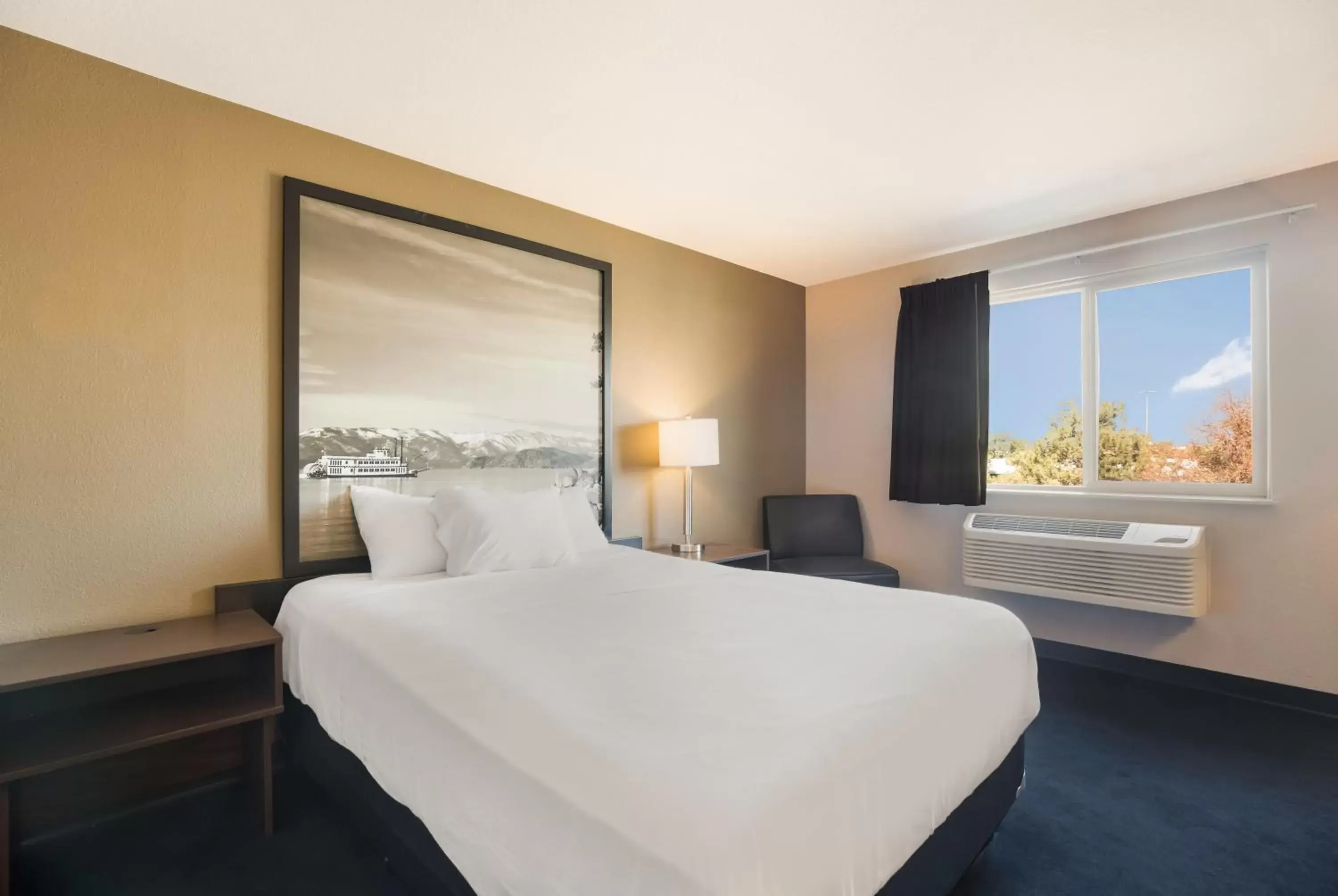 Queen Room - Smoking in Americas Best Value Inn Sparks Queen Room - Smoking in Americas Best Value Inn Sparks