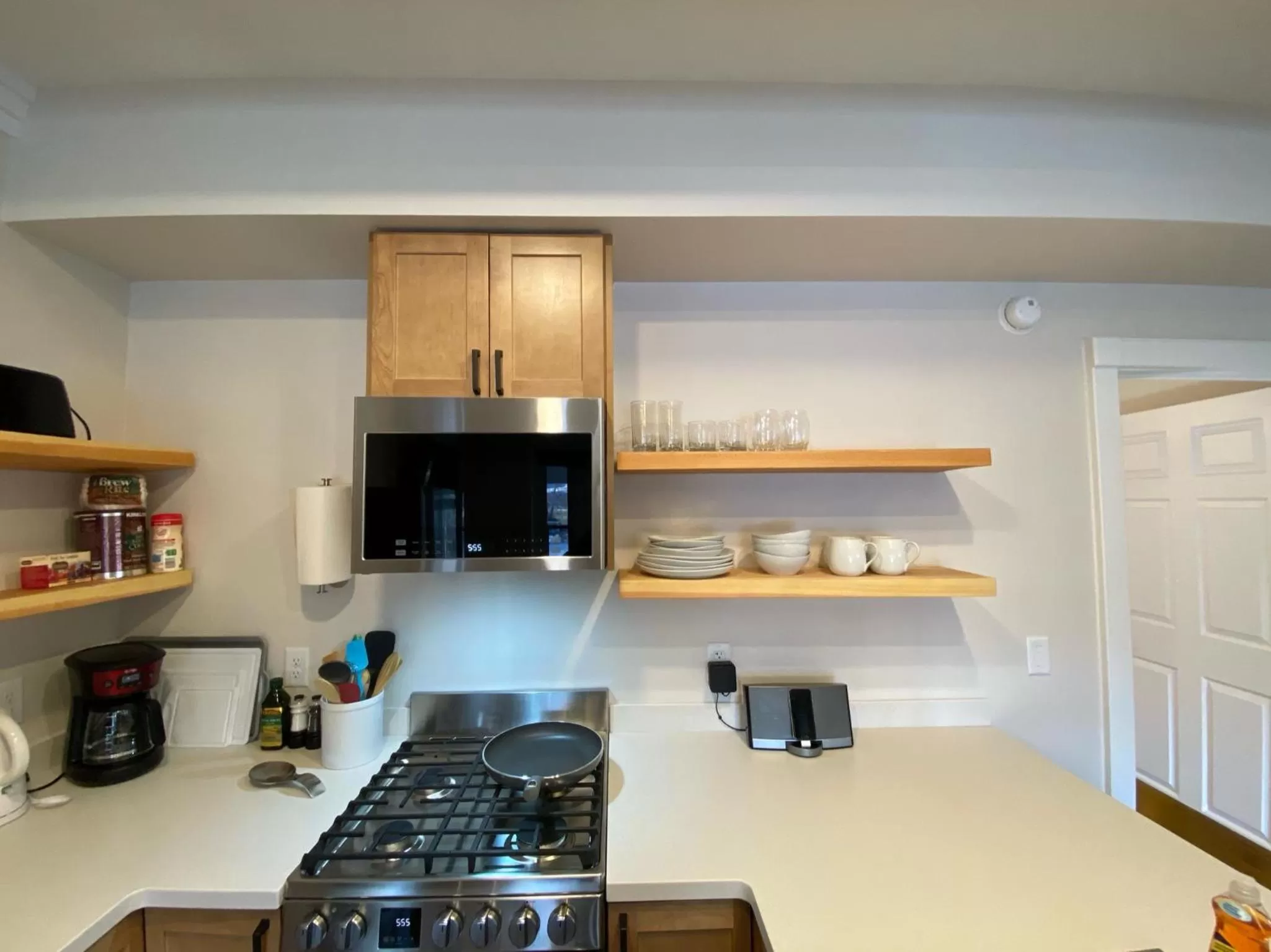 Coffee/tea facilities, Kitchen/Kitchenette in Goldsmith's River Front Inn