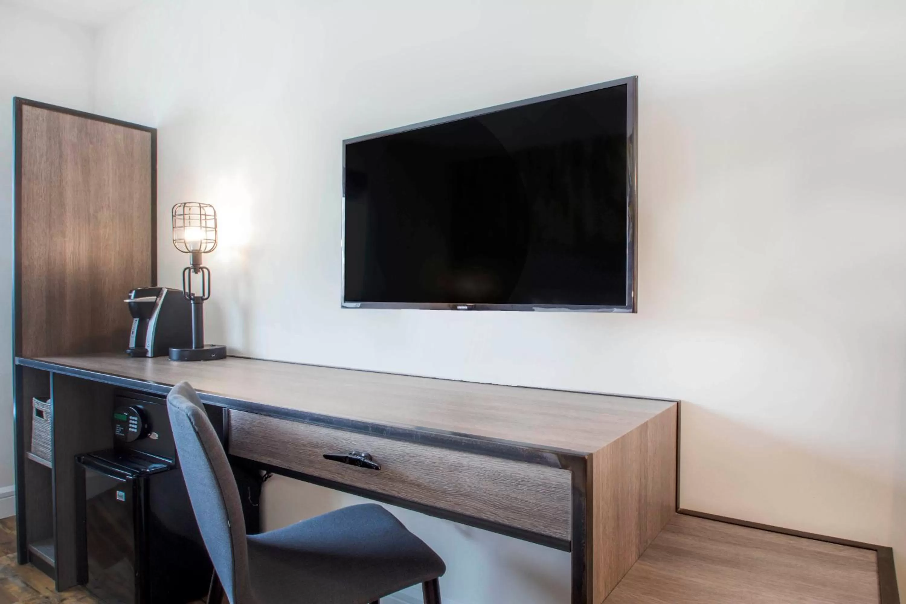 Standard King Non-Smoking City View in The Lodge Red Hook