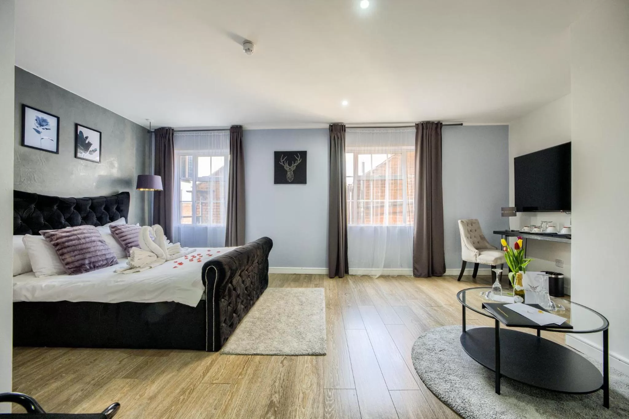 Living room, Bed in Villare Leicester City Centre hotel