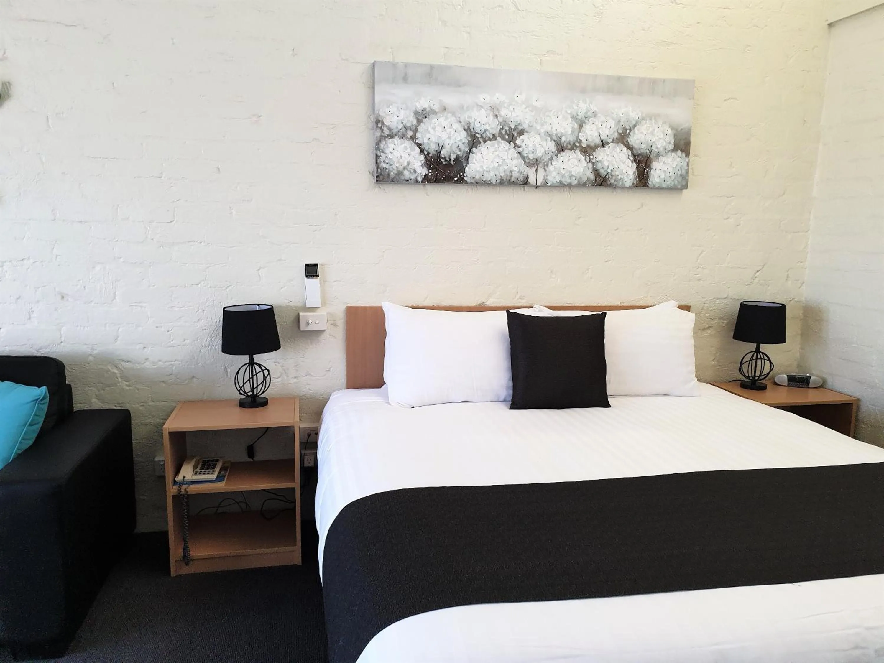 Bed in Barclay Motor Inn