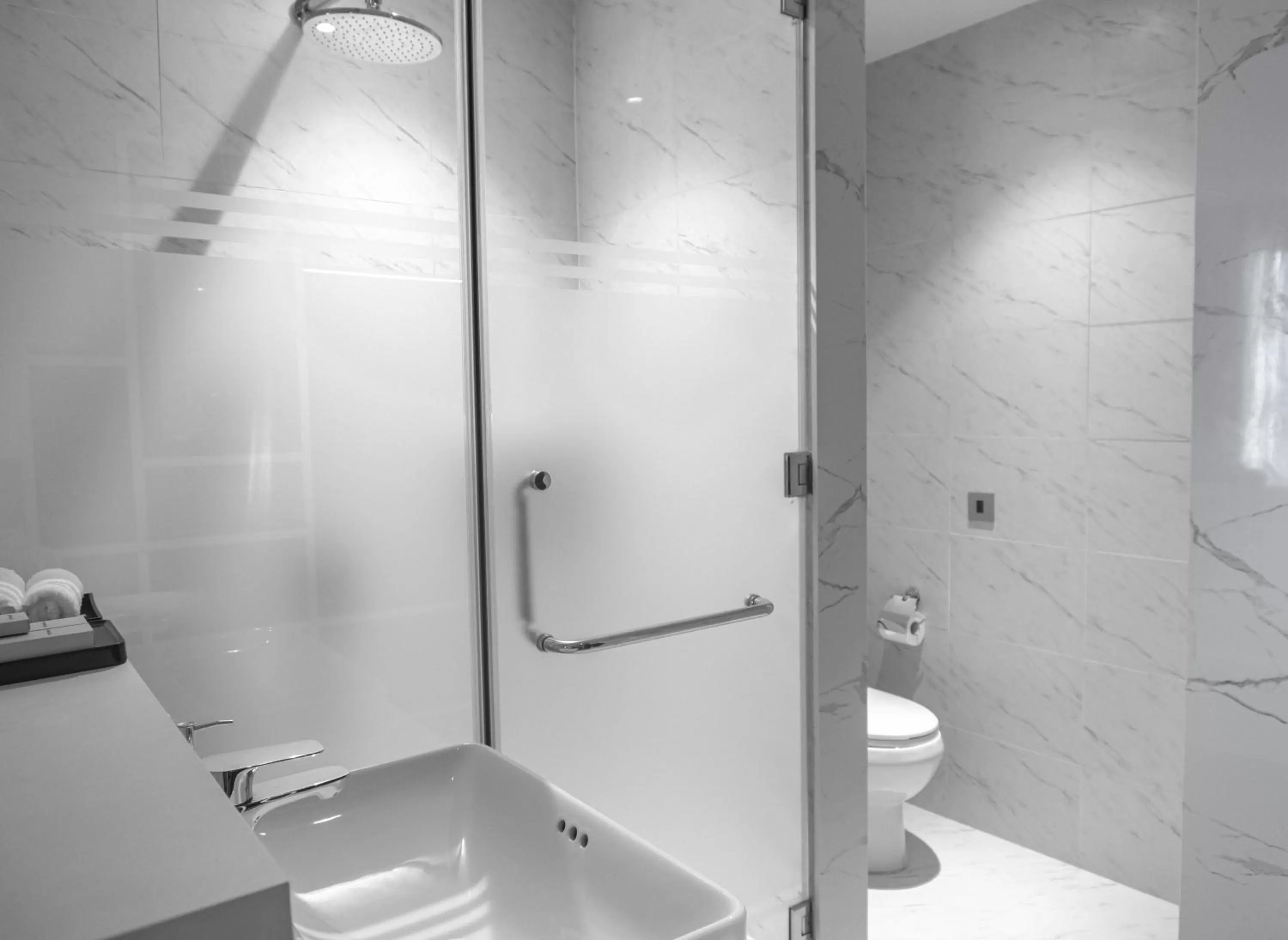 Shower in M Village Hotel Tôn Thất Đạm