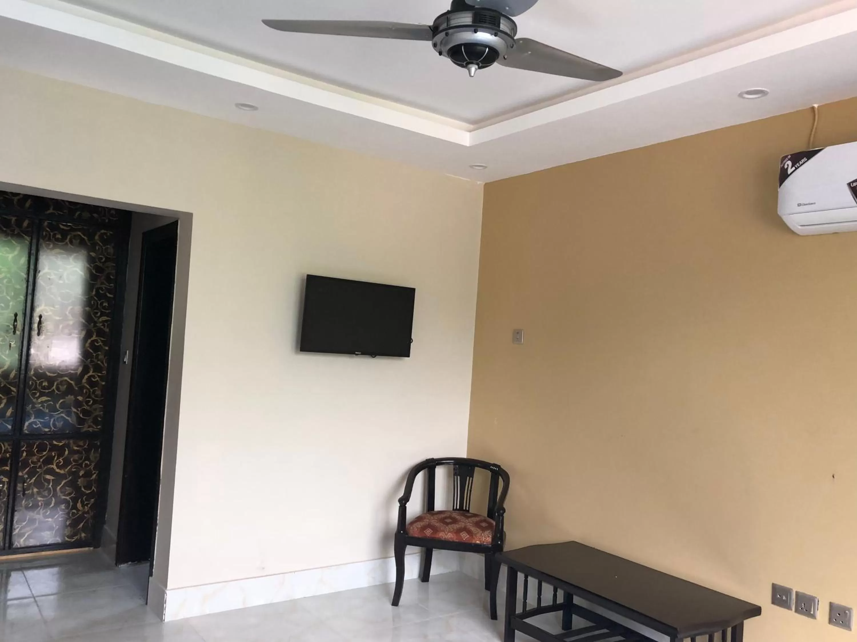 TV and multimedia in Hotel La Orilla Muzaffarabad