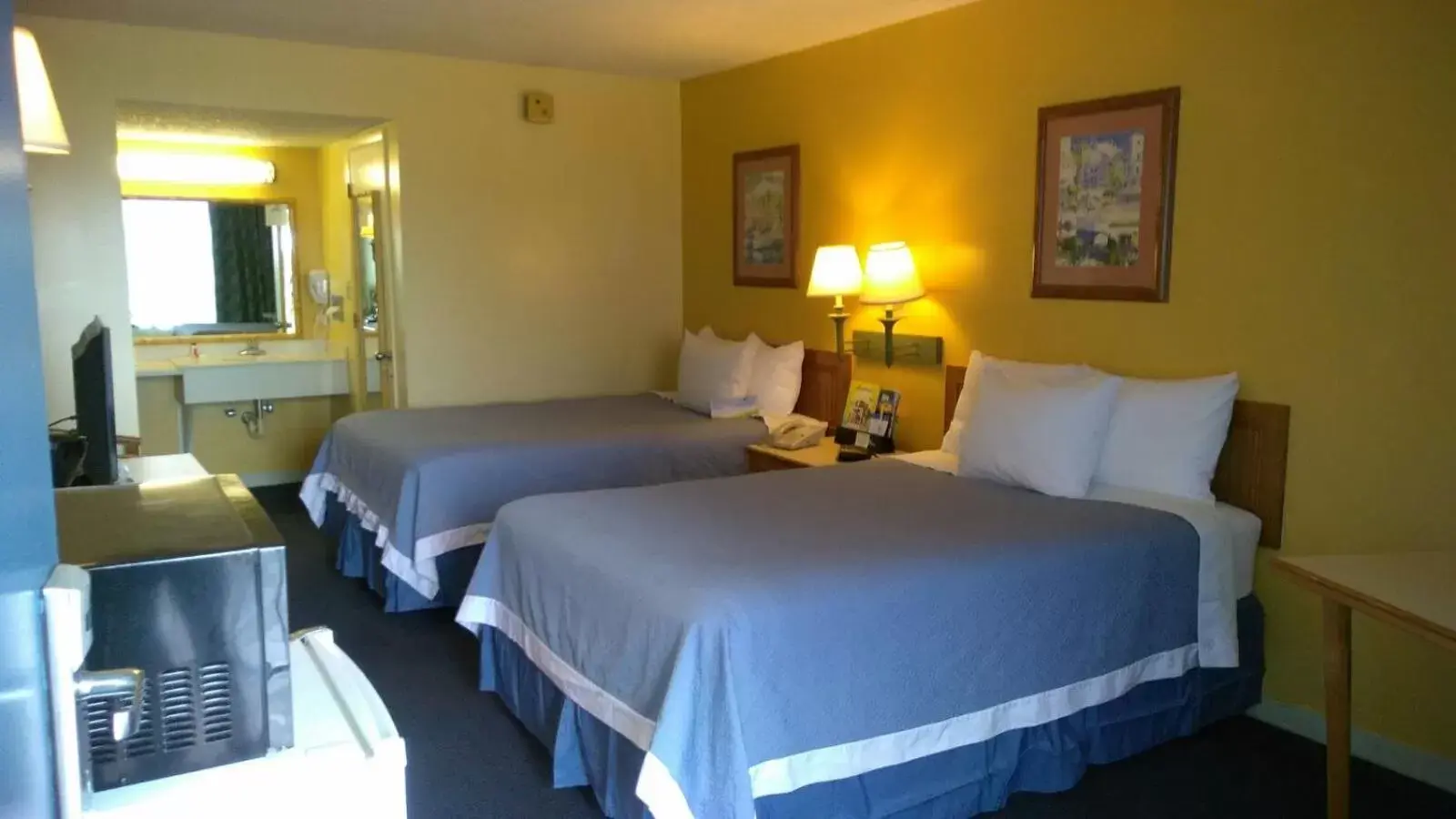 Standard Room with Two Double Beds - Non-Smoking in Days Inn & Suites by Wyndham Davenport Standard Room with Two Double Beds - Non-Smoking in Days Inn & Suites by Wyndham Davenport