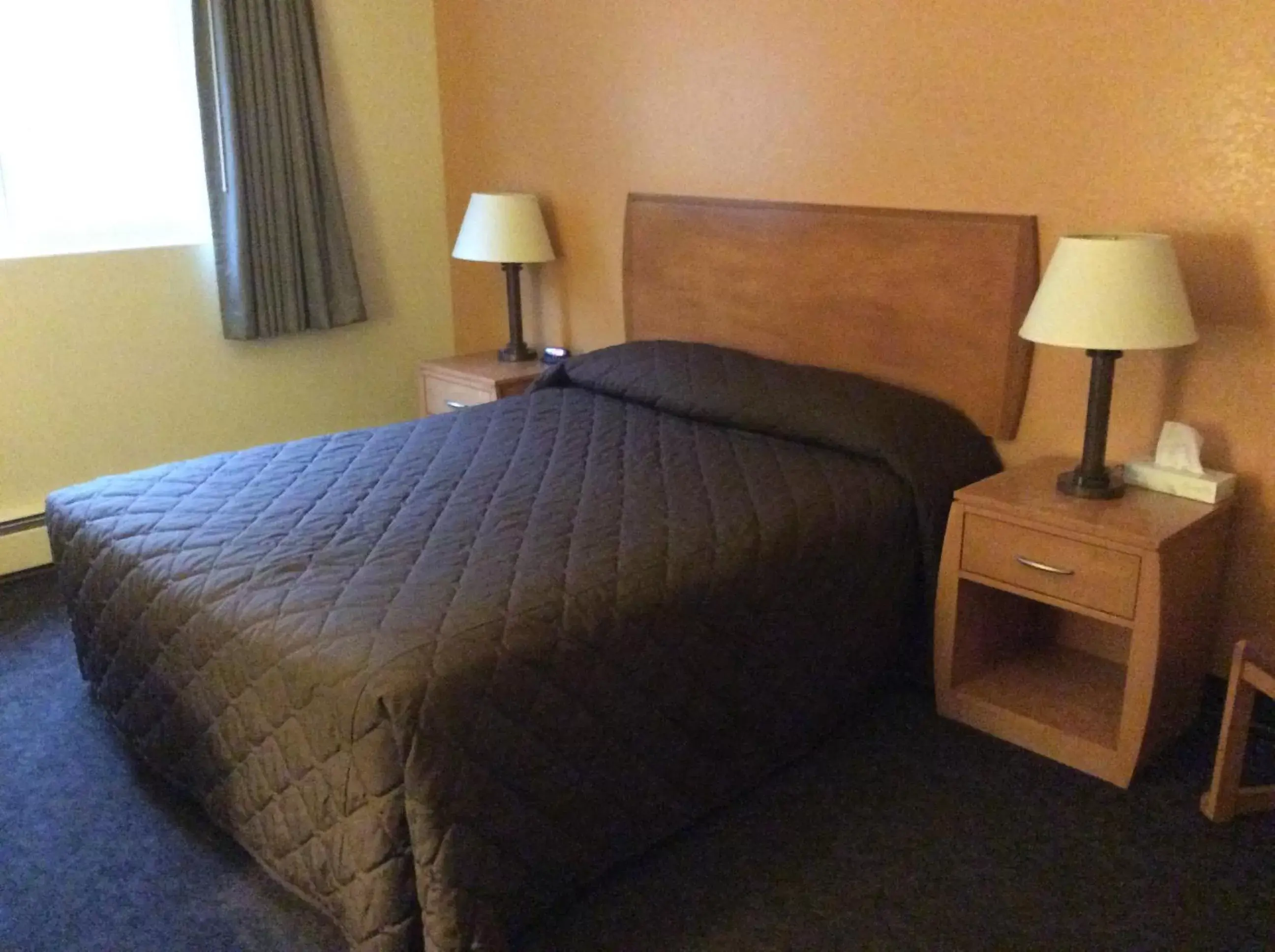 Queen Room in Shelikof Lodge Queen Room in Shelikof Lodge