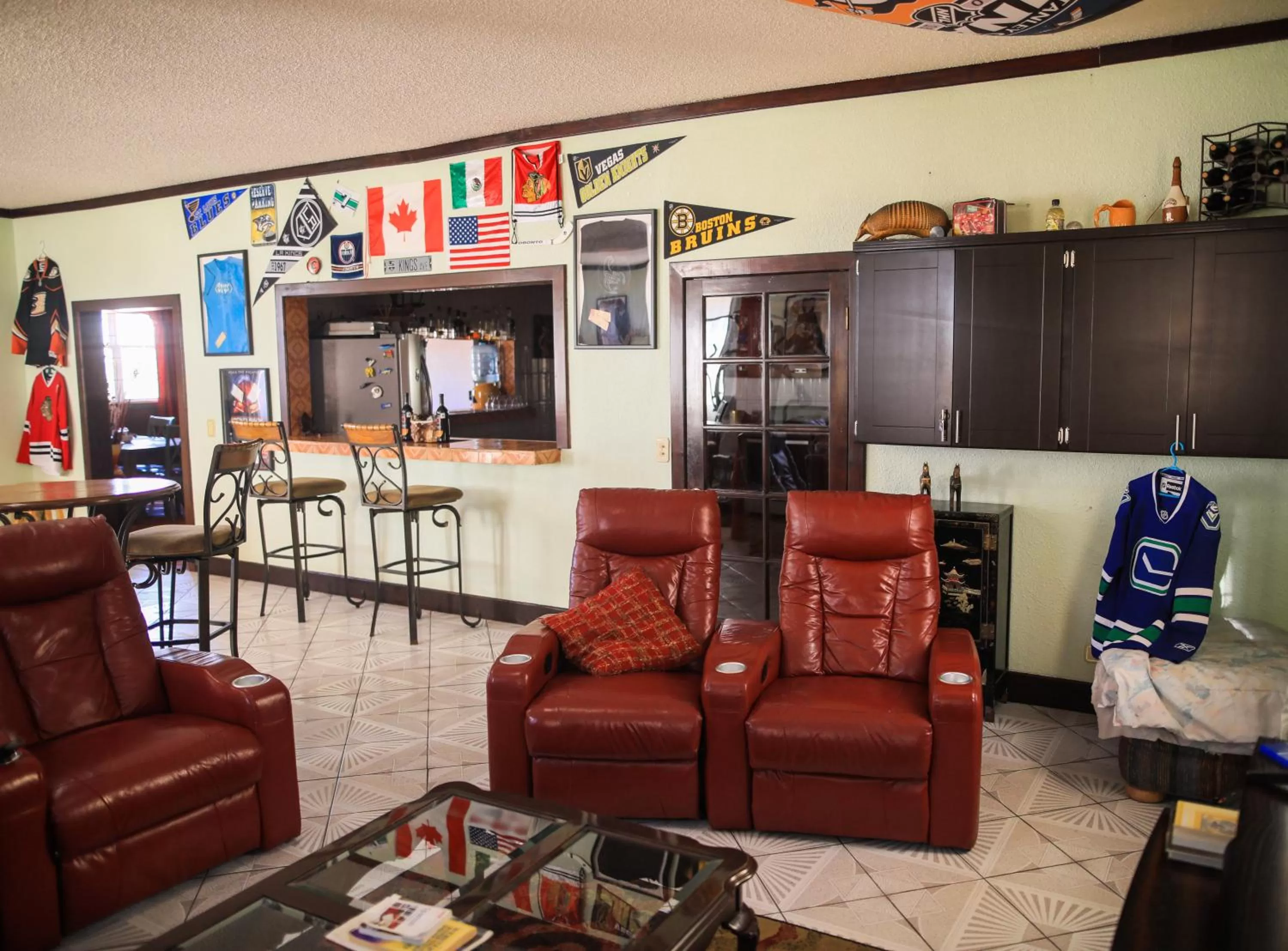 Communal lounge/ TV room in Playa Hermosa Inn at the beach