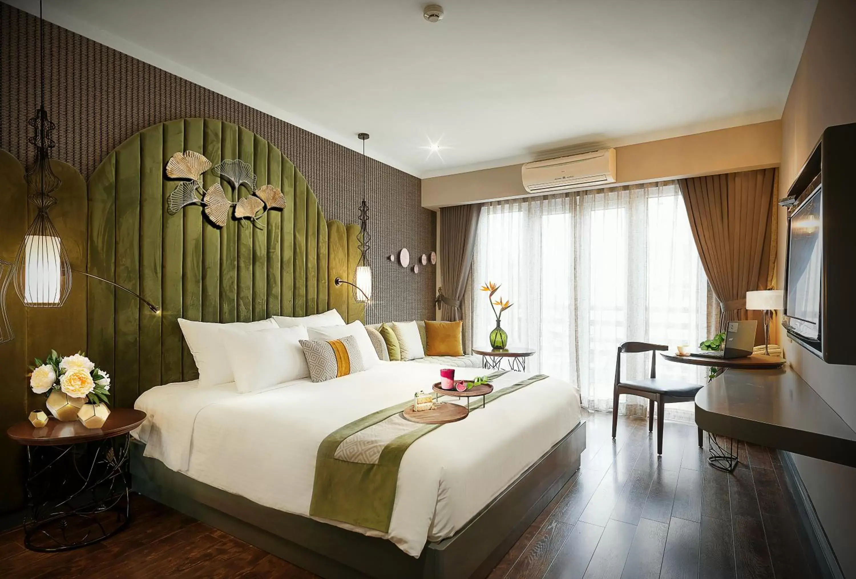 King Suite with Balcony in Hanoi Center Silk Hotel & Travel King Suite with Balcony in Hanoi Center Silk Hotel & Travel